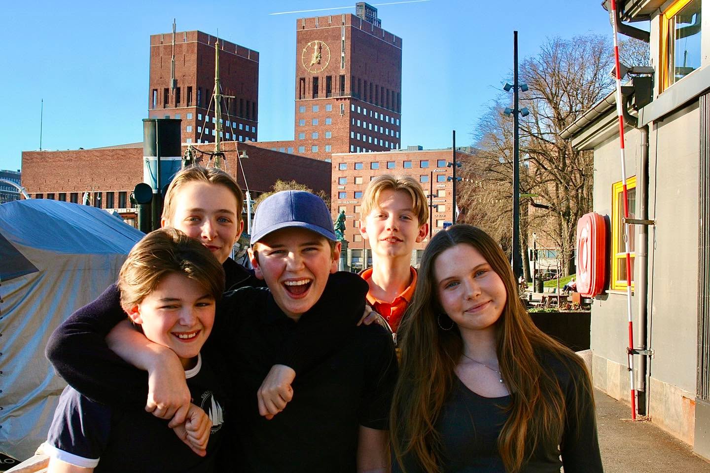 I dag har vi kost oss ute i sola ☀️ Vi har jobbet med vestebruk og sikkerhet, og gått gjennom ferdighetskortene våre 💪
Minner om slipp denne helgen, håper vi ser deg der!
#minnerforlivet #sjøkorpset #seiling #seilmohawk #oslomaritimekulturhavn #sommerensvakresteeventyr #livetpåmohawk #sparebankstiftelsendnb #norskforeningforfartøyvern #fremtidensfartøyvernere