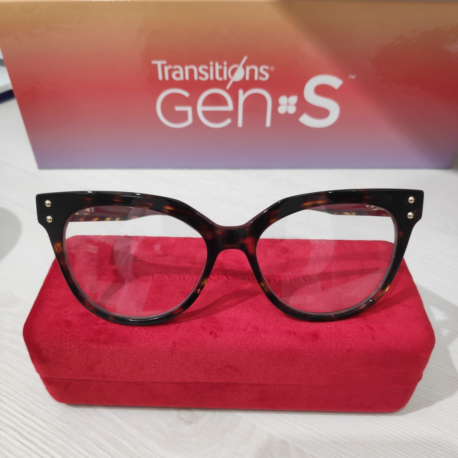 ✨ Elegancia que se adapta a ti ✨
Descubre esta montura de Carolina Herrera combinada con lentes Transitions Gen S 👓☀️
¿Quieres ver el cambio en directo? 👀
👉 Pásate por nuestras historias y mira el vídeo en tiempo real… ¡te va a sorprender!
De interior a exterior sin esfuerzo, con estilo y máxima protección. Porque ver bien y verte bien siempre deberían ir de la mano 😉
📍 Te esperamos en Óptica Santos Benicarló para que las pruebes.
#CarolinaHerrera #Transitions #GafasGraduadas #TransitionsGenS #Óptica #Benicarló #ModaÓptica #VerBienSentirseBien