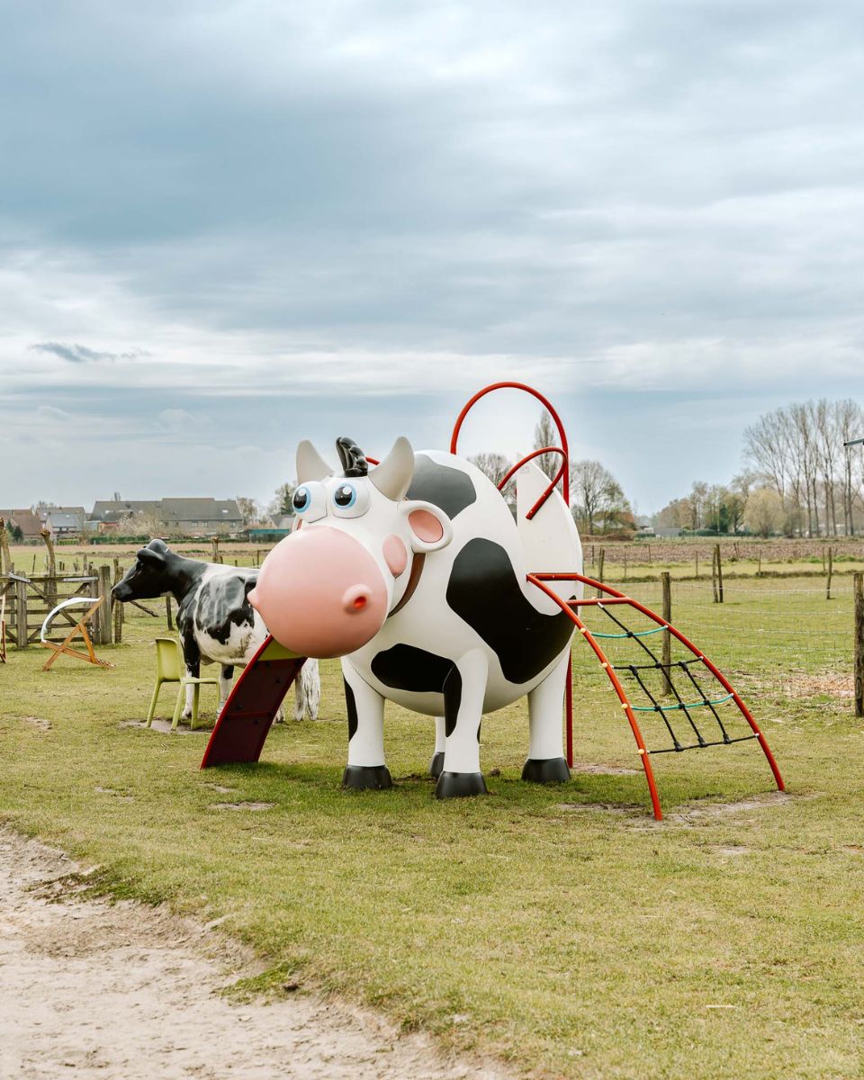 Er is een nieuwe bewoner op de weide! Onze speelkoe staat klaar in de speeltuin voor de allerkleinsten.
Tot snel in de speeltuin!
#Weidegeluk #Dendermonde #kindvriendelijk #speeltuin #brasserie #bites #kinderen #terras #weide #restaurant