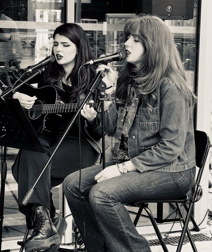 Ce samedi 25 avril, vous allez retrouver @angieandjenny au Château de Brindos pour une belle soirée…💫
Ells sont deux avec leurs belles voix et une guitare 🎶
Elles reprennent des titres pop-rock en acoustique, avec beaucoup de simplicité et ça fonctionne à chaque fois.
Le lieu, l’ambiance, la musique… tout est réuni pour passer un bon moment. On vous y attend nombreux !
📍 Rendez-vous au @brindos.anglet à partir de 19h00
@angletcotebasque
@villeanglet
#angieandjenny #brindos #concert #musique #duo