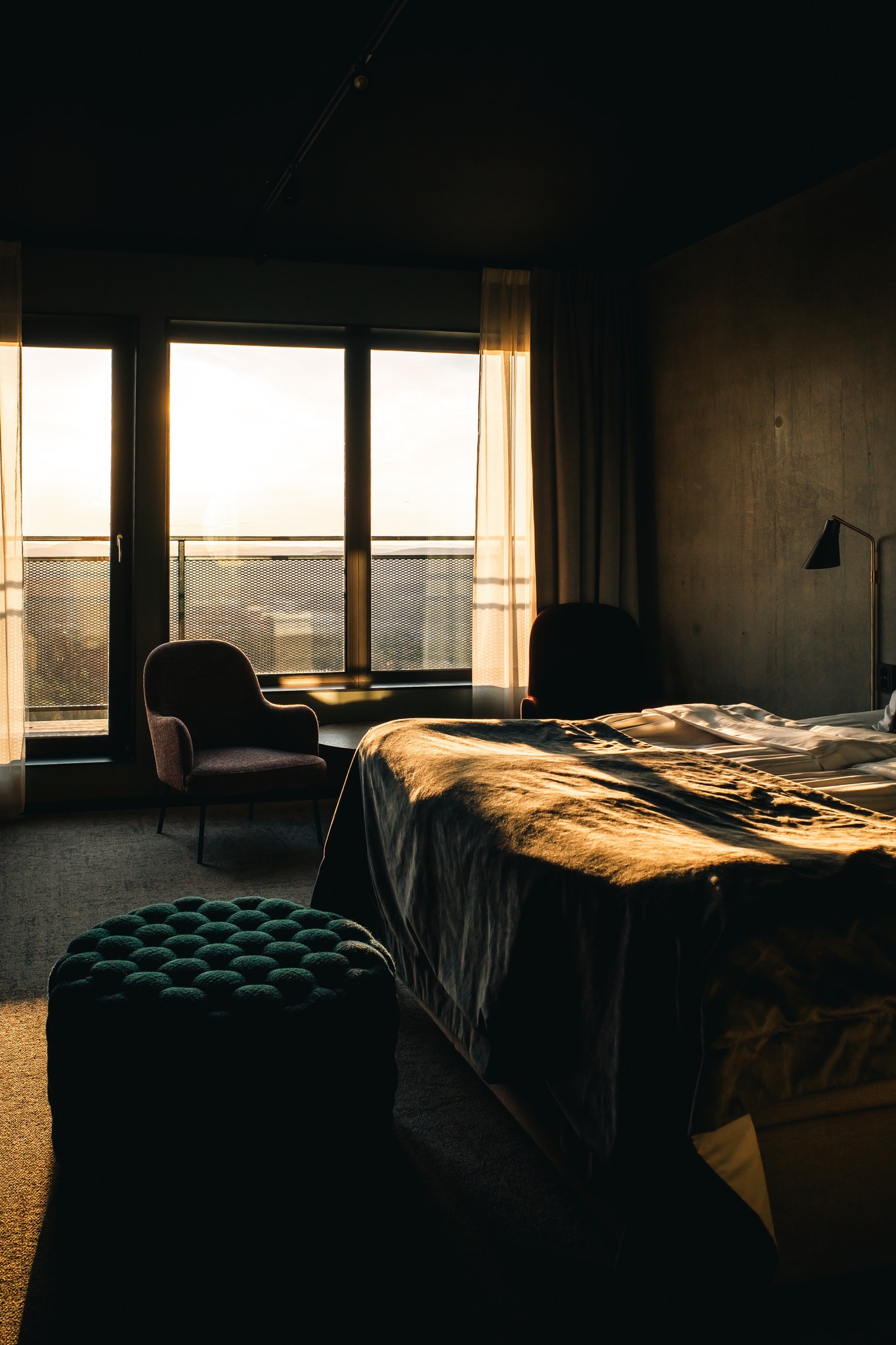 Få saker slår känslan när kvällssolen letar sig in i våra Superior Room. Det är ren magi 🥰
Boka din vistelse redan idag på www.sodraberget.se