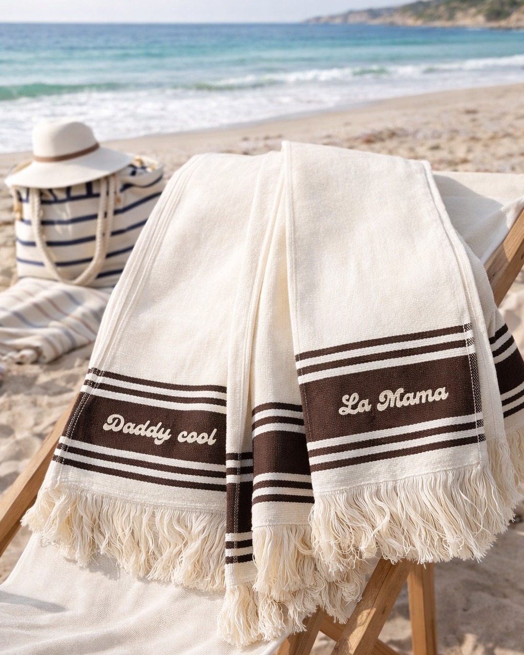 L’accessoire qui sent bon l’été… et les journées qui s’étirent au soleil.
Un côté éponge pour bien sécher, un côté coton tout doux pour la bronzette… cette fouta coche toutes les cases. Pratique, légère, agréable, elle t’accompagne partout, de la plage à la piscine, en passant par les pique-niques improvisés.
On adore ses couleurs lumineuses et son style bohème chic, facile à glisser dans un sac sans s’encombrer.
Et bien sûr, personnalisable. Un prénom, un mot, un souvenir d’été… pour en faire une pièce unique, à garder saison après saison.
Le petit plus ? Une idée cadeau utile, jolie et pleine de soleil.
#luzetnina #foutapersonnalisee #accessoireete #plagestyle #ideecadeau
