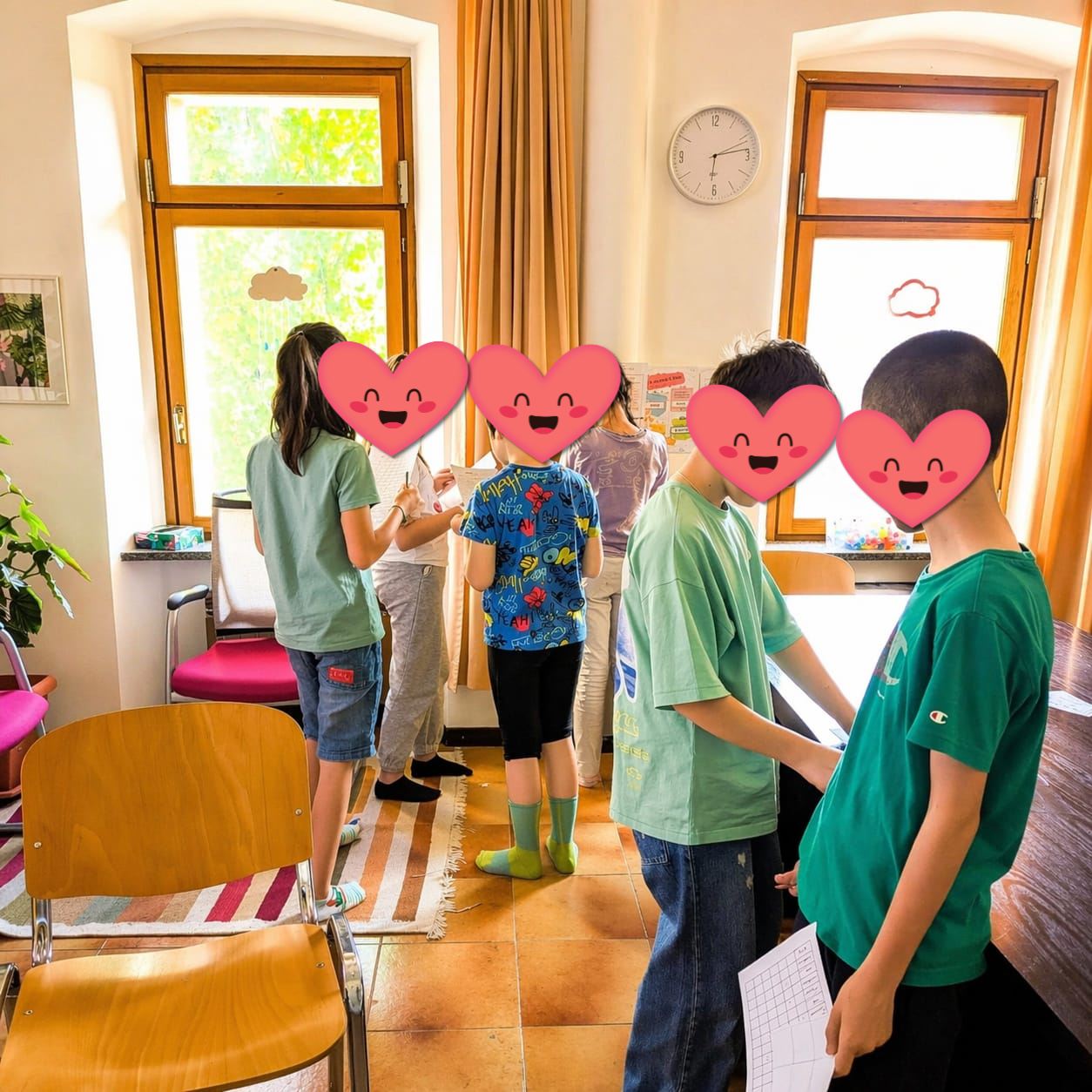 Non tutte le lezioni hanno bisogno di una sedia… a volte hanno bisogno di movimento. 💛
La scorsa settimana, i nostri studenti del 5° anno della primaria sono stati in piedi, muovendosi per l’aula e facendosi domande reali sulle loro vacanze.
Questa lezione divertente e coinvolgente è stata creata da Francesca ✨
Non una “hot seat”… ma “hot feet.”
Perché quando gli studenti si muovono, partecipano.
Quando partecipano, si concentrano.
E quando si sentono rilassati… parlano più liberamente.
C’erano risate, curiosità e vera comunicazione — esattamente come dovrebbe essere l’apprendimento di una lingua.
La sfida?
Il primo a ottenere sei risposte positive vince. 🏆
Ma la vera vittoria… è stata la fiducia che cresceva ad ogni passo.
È così che impariamo.
È così che creiamo connessioni.
Questo è il First Class way. 💛