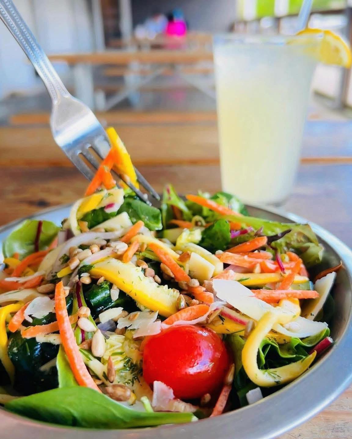 🌞NOW SERVING Seasonal Summer Vegetable Salad! Enjoy at all Sidewall Pizza locations!
🥗Marinated summer squash & tomatoes, shredded carrots, red onion, toasted sunflower seeds, parmesan, asiago, romano cheese, organic spring mix, and lemon thyme vinaigrette.
#salad #gvltoday #travelersresthere #greenville360 #yeahthatgreenville