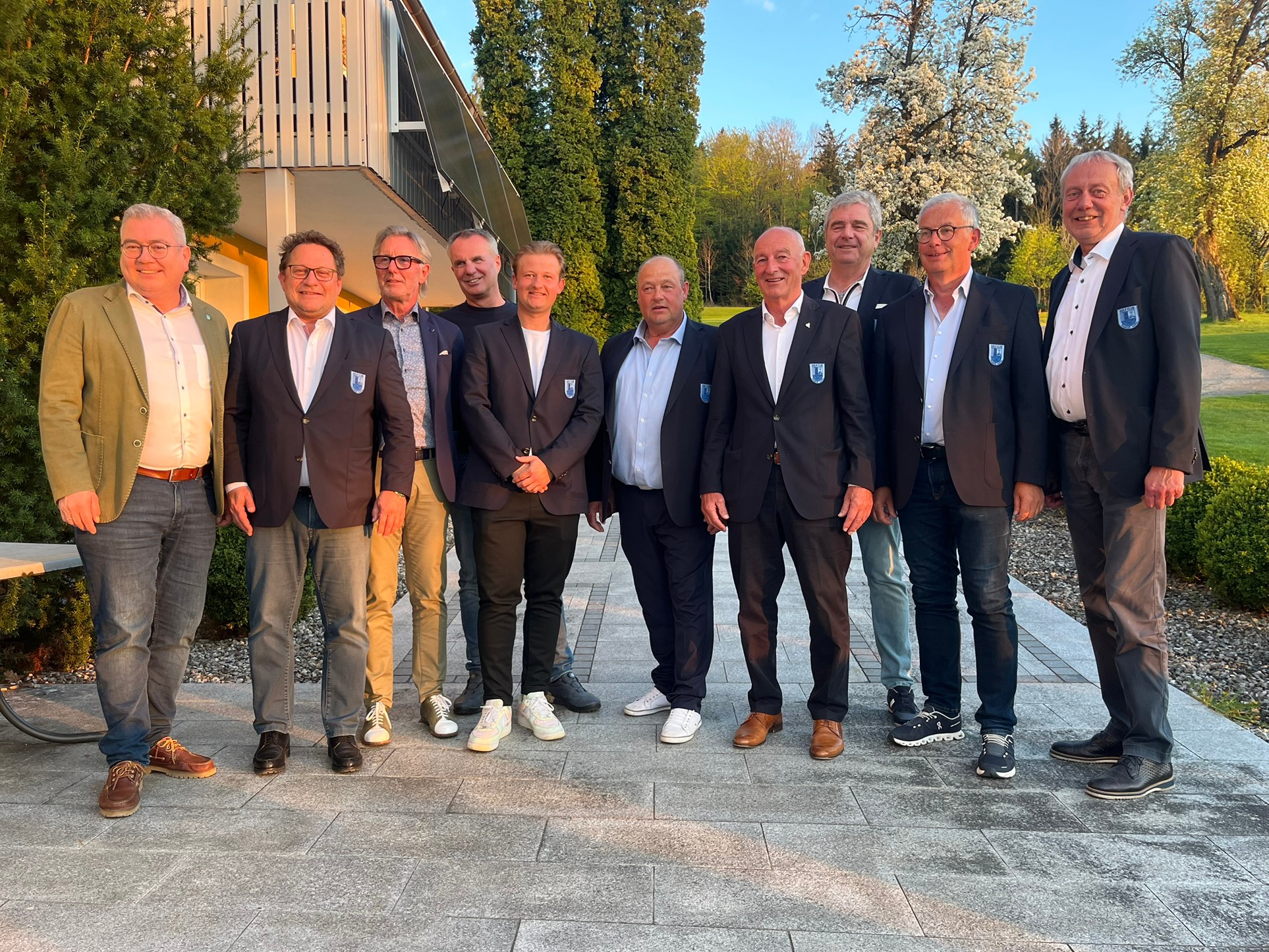 Volles Haus bei der Jahreshauptversammlung des Golfclub Traunsee Almtal im neuen „Wirtshaus am Kampesberg“ in Kirchham – ein starkes Zeichen für das große Interesse und den Zusammenhalt im Verein!
Mit Harald Starl wurde einstimmig ein neuer Präsident gewählt, der viel Erfahrung und Engagement mitbringt. Gleichzeitig gilt ein besonderer Dank dem bisherigen Präsidenten Johann Pamminger, der seit dem Neustart 2023 Großartiges für den Golfstandort geleistet hat und dafür verdient mit dem Ehrenring „Pro Meritis“ ausgezeichnet wurde.
"Ich gratuliere Harald Starl herzlich zur neuen Aufgabe und wünsche ihm sowie dem gesamten Vorstand viel Erfolg. Es ist schön zu sehen, mit wie viel Motivation und Teamgeist hier gearbeitet wird. Der Golfclub Traunsee Almtal ist ein wichtiger Bestandteil unseres sportlichen und gesellschaftlichen Lebens in Kirchham – und ich bin überzeugt, dass der eingeschlagene Weg erfolgreich weitergeführt wird" freut sich Bgm. Ingo Dörflinger zur gelungenen Übergabe.
Alles Gute für die Zukunft und weiterhin viele sportliche Erfolge! ⛳️
#Kirchham #GolfclubTraunseeAlmtal #Vereinsleben #Zusammenhalt