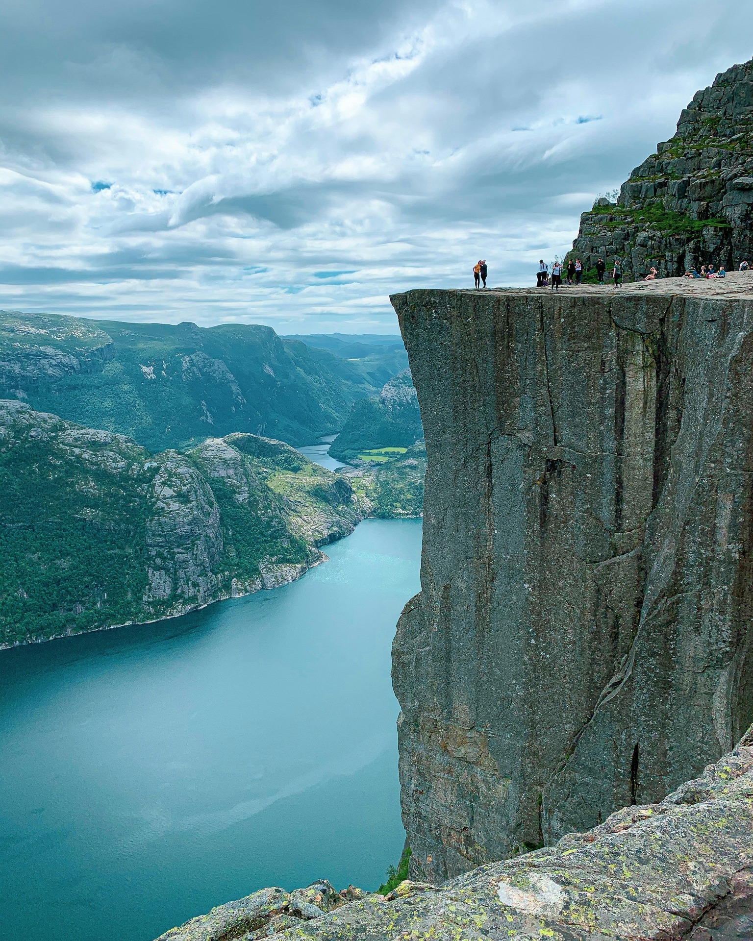 📍Preikestolen, Noruega
Um dos pontos mais impressionantes do Norte da Europa.
Você sobe.
Um penhasco a mais de 600 metros de altura, com vista direta para o fiorde.
Sem grades.
Só você e a imensidão.
Quer viver isso de perto?
#XtradaExpeditions #Preikestolen #Noruega #Lysefjord #ViagemEuropa #ExperiênciaÚnica #DestinoDosSonhos