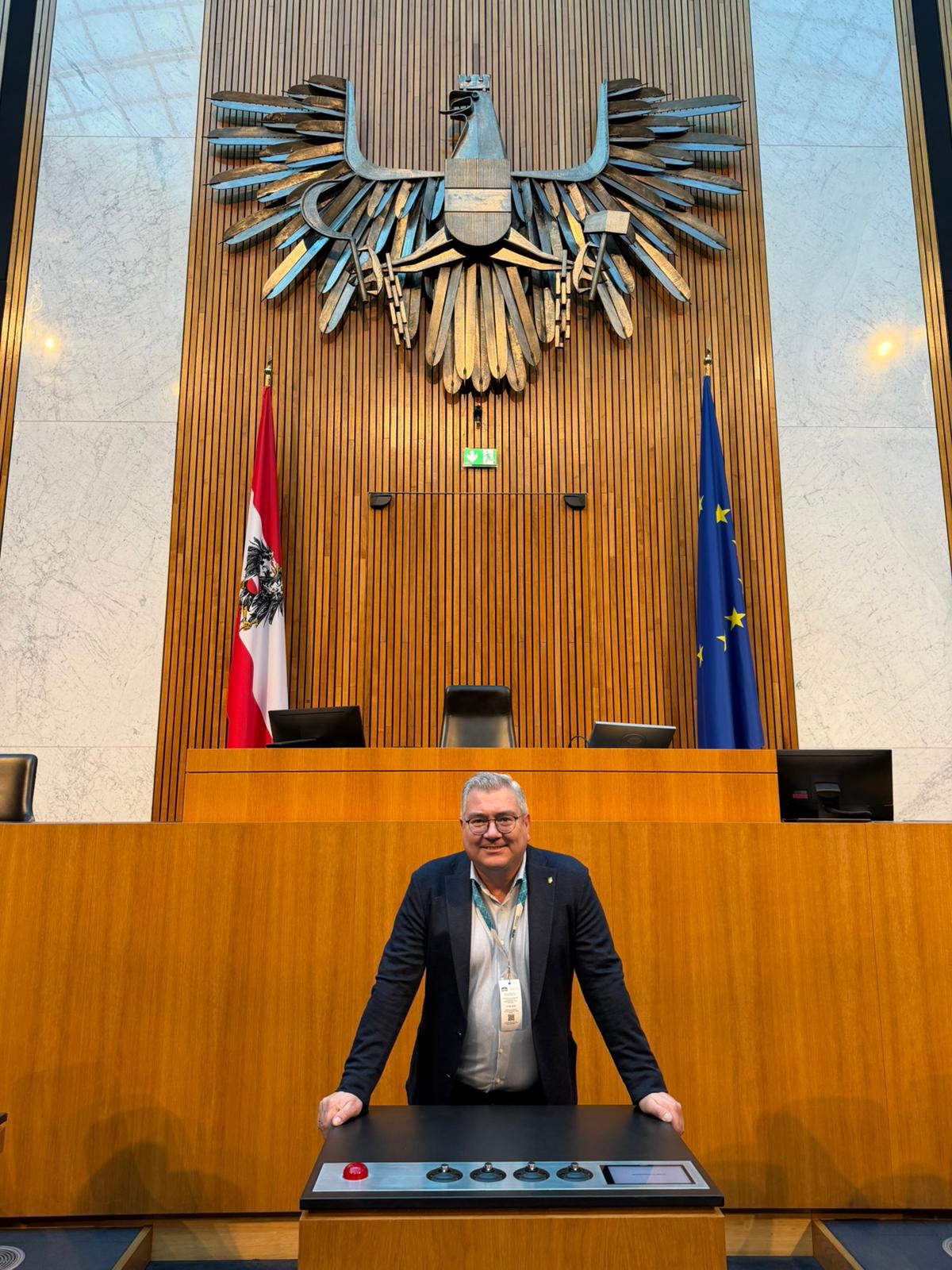 Bgm. Ingo Dörflinger bei der OÖVP-Klausur des Bezirks Gmunden in Wien mit dabei – ein abwechslungsreiches und bestens organisiertes Programm mit spannenden Einblicken hinter die Kulissen der Bundespolitik.
Von der Führung in der Hofburg über das Bundeskanzleramt mit Austausch mit Ministerin Claudia Bauer bis ins Parlament und ins Verbindungsbüro des Landes Oberösterreich – viele interessante Eindrücke und gute Gespräche inklusive. Auch der persönliche Austausch kam natürlich nicht zu kurz.
Mit vielen neuen Impulsen und Ideen im Gepäck wurden wichtige Gespräche für Kirchham geführt. 💬
