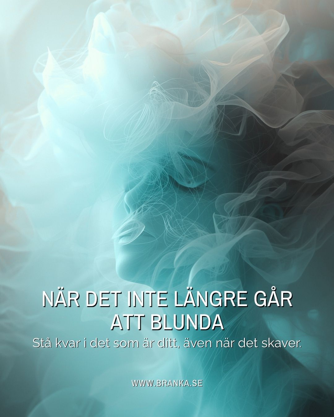Har du också märkt hur intensivt allt är just nu? Särskilt i våra relationer. Det är som att något dras åt, skärps, blir tydligare. Vi är inne i en period som utmanar oss på djupet. Inte i det yttre, utan i det som är mest sant inom oss.
Vi utmanas att bli tydligare. Ärligare. Att sätta gränser som faktiskt håller, inte bara i stunden utan över tid. Att stå kvar i vår egen sanning, även när det skaver. Även när vi möter motstånd eller inte blir förstådda. Och just där, mitt i det som inte är bekvämt, händer något viktigt.
Verklig närhet skapas inte genom att vi anpassar oss bort från oss själva. Den uppstår när vi vågar vara där vi är, på riktigt. När vi slutar kompromissa med det som vi innerst inne vet, oavsett vad andra vill få oss att tro.
Det är här skiftet börjar.
Inte alltid dramatiskt, utan stilla men kraftfullt.
Dynamiker förändras. Roller faller bort. Det som tidigare hölls ihop av anpassning börjar lösas upp. Antingen fördjupas relationer, eller så blir det tydligt vad som inte längre håller.
Du märker det i hur du svarar. I vad du inte längre går med på. I den där nya, tysta styrkan som inte behöver förklara sig. Det är där allt börjar skifta. Inte när allt blir lätt, utan när du slutar överge dig själv.
Branka
www.branka.se