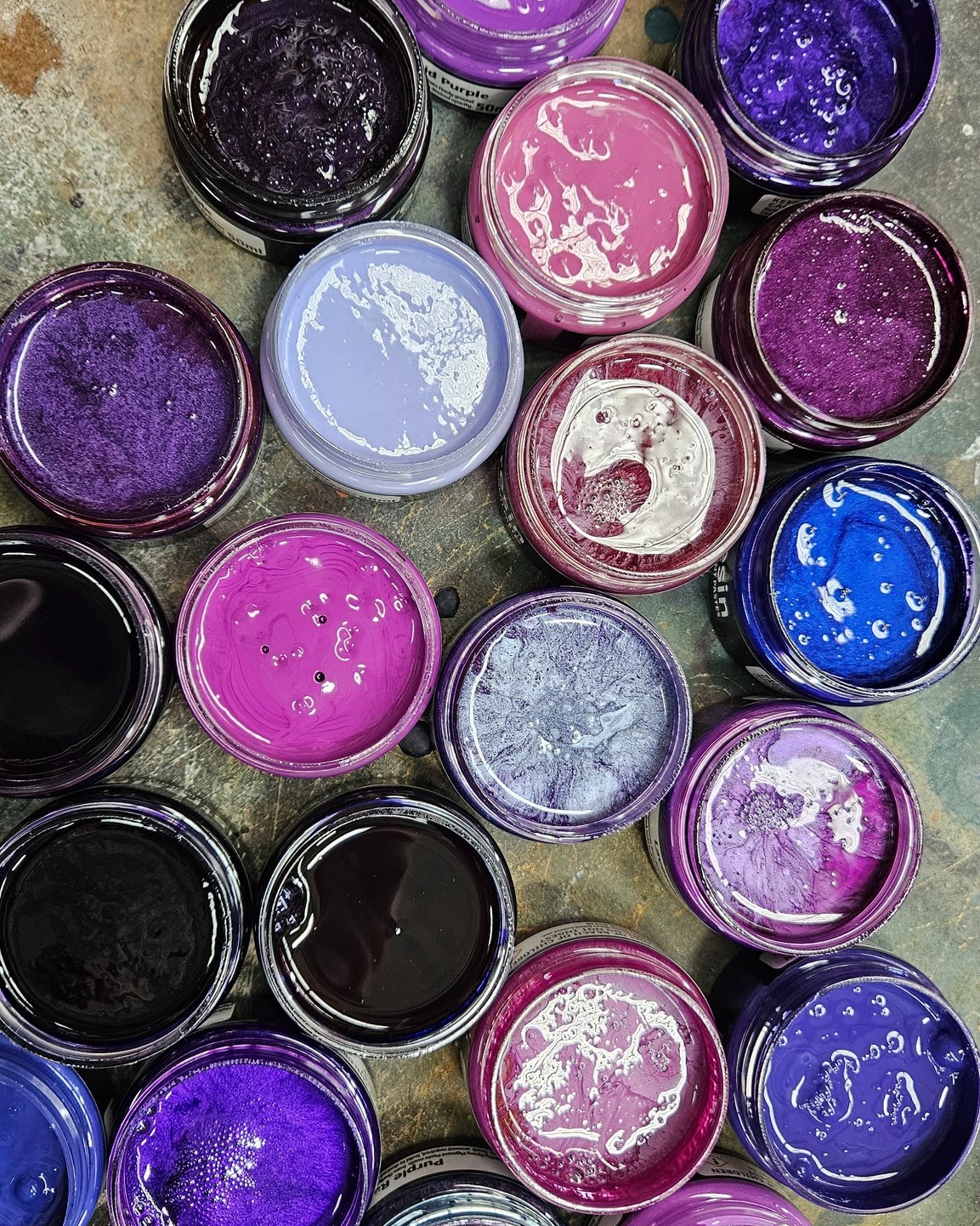 Quiet feed, busy benches π
Just adding some colour to your feed to say hi π
#resinart #colourinspo #smallbusiness #australianmade #epoxyresin #justresin