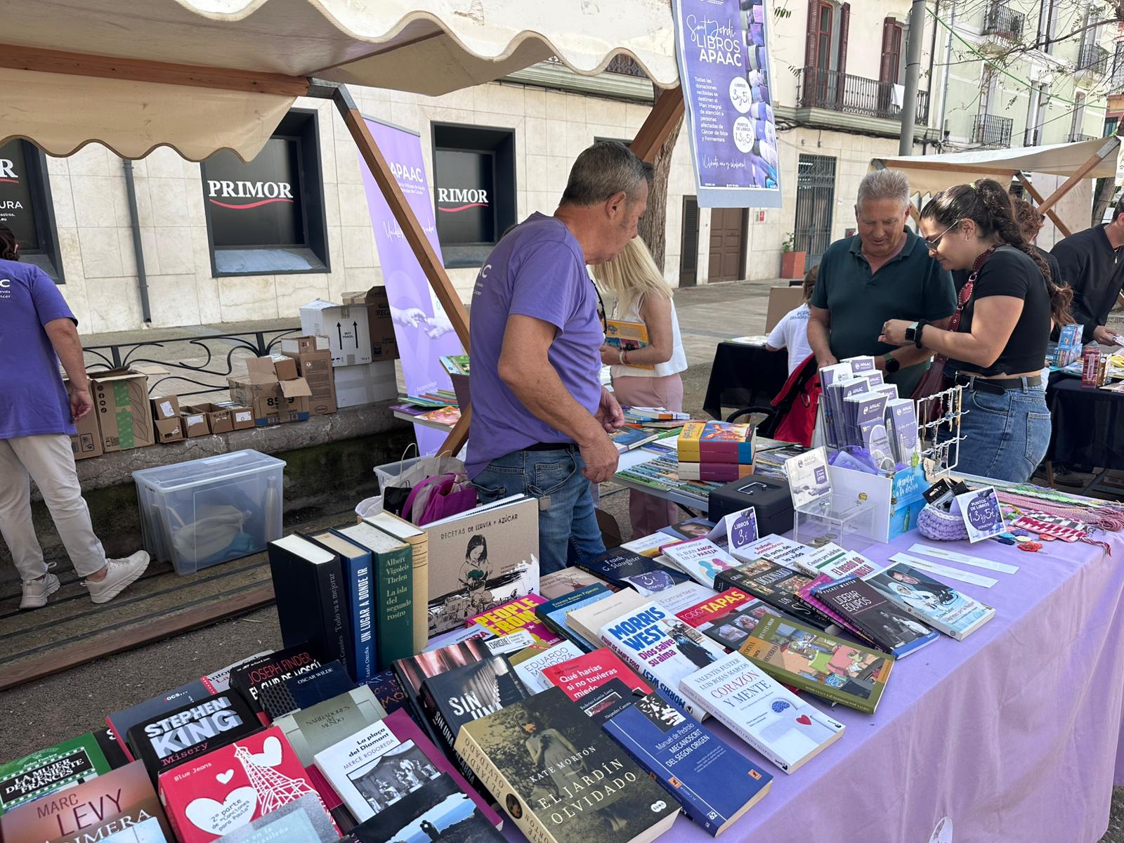 💜📖Cultura y solidaridad, juntas en el Paseo Vara de Rey📖💜
Ayer, el Paseo Vara de Rey de Ibiza se llenó de páginas, de historias... y de mucho corazón.
APAAC estuvo presente en la Feria del Libro con una parada muy especial: libros donados por personas que quisieron que sus lecturas siguieran viajando y, al hacerlo, ayudaran a quienes más lo necesitan.
Todo lo recaudado irá destinado íntegramente al Plan Integral de Atención a Afectad@s de Cáncer de Ibiza y Formentera — un proyecto que trabaja para que nadie en nuestras islas tenga que enfrentarse al cáncer sin el apoyo que merece.
Fue una jornada preciosa. Vecinos, familias, lectores y amigos se acercaron a la parada, eligieron su próxima lectura y, sin saberlo quizás, también eligieron acompañar a muchas personas en su camino.
Gracias a quienes donaron libros, a quienes se llevaron uno a casa y a quienes simplemente se acercaron a saludarnos. Cada pequeño gesto suma, y juntos lo estamos demostrando.
Gracias también, sin duda a l@s voluntari@s que estuvieron ahí como siempre al pie del cañón para que todo estuviera a punto.
#APAAC #FeriaDelLibro #Ibiza #Solidaridad #CáncerIbiza #JuntosSeSumaMás