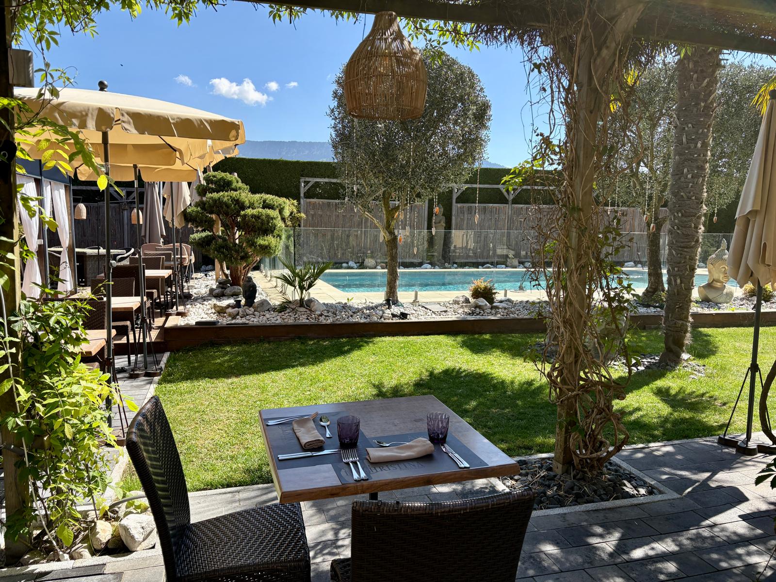 Un air de vacances au Christina 🌿
Notre terrasse vous accueille pour un moment hors du temps, entre soleil, nature et détente…
Réservations : 04-50-38-69-45