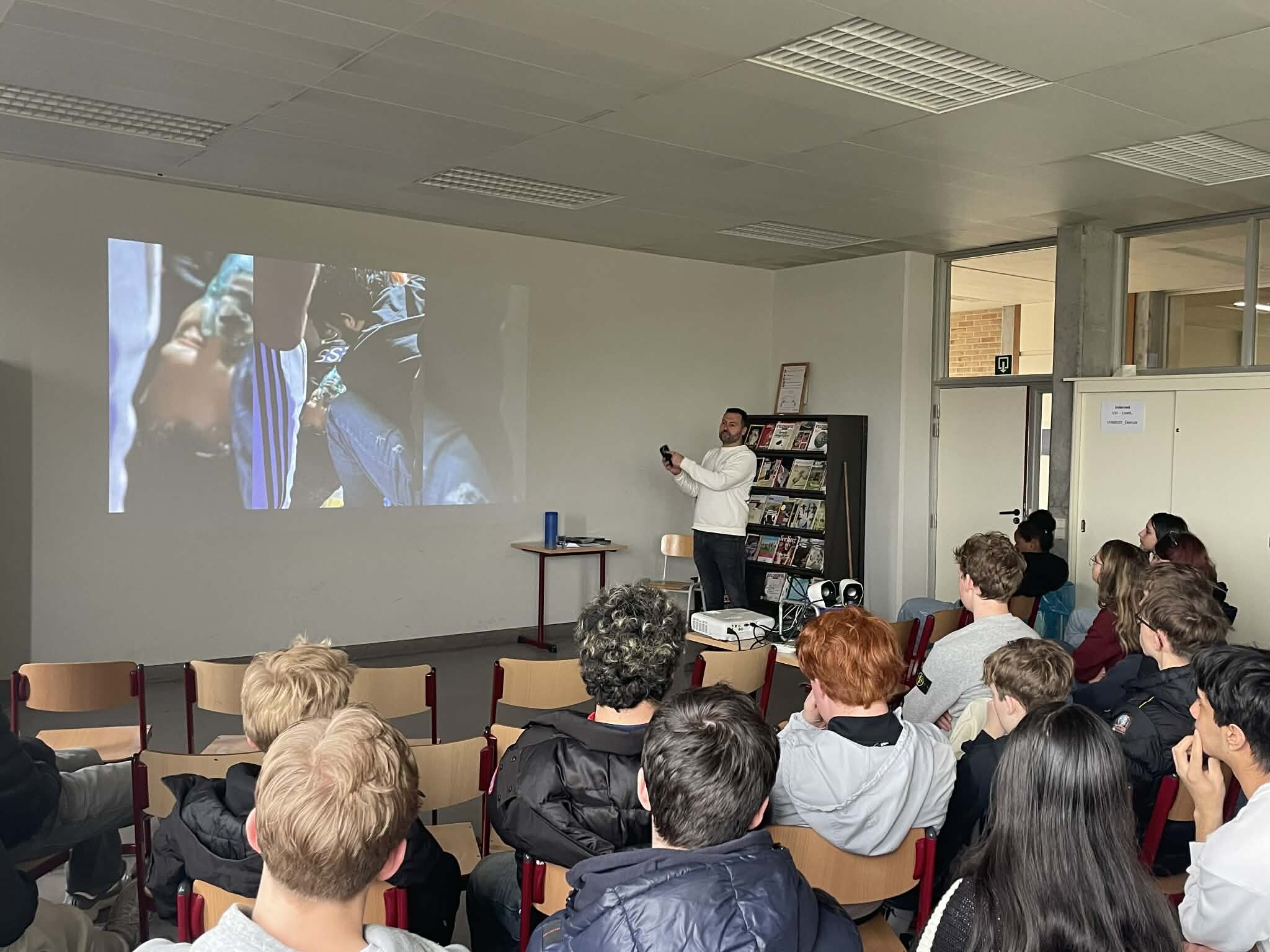 ๐ค Een bijzondere ontmoeting op school!
We kregen het bezoek van Stijn De Smet, die onze leerlingen van de tweede en vierde graad B-stroom meenam in zijn indrukwekkende verhaal. Als cameraman trok hij samen met Robin Ramaekers naar conflictgebieden, waar hij van dichtbij getuige was van intense en vaak gevaarlijke situaties.
Hij gaf een unieke blik achter de schermen van zijn werk en vertelde open over de risicoโs en de realiteit van leven en werken in zulke omstandigheden.
Op 3 oktober 2024 raakte hij gewond bij een aanval in Beiroet โ een ingrijpende ervaring die zijn verhaal nog krachtiger en persoonlijker maakt.