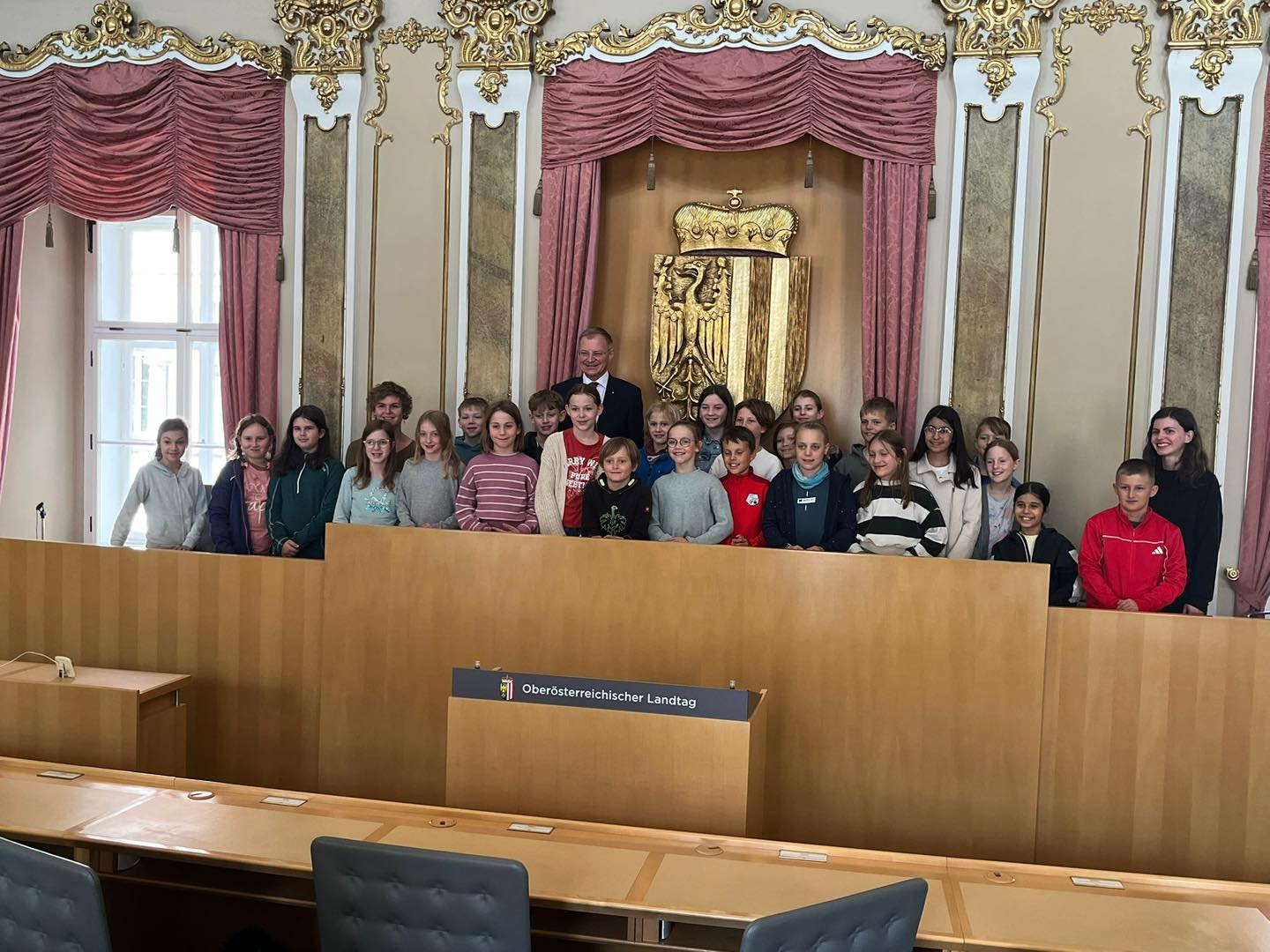 Im Zuge der Linz-Tage wurde die 4. Klasse unserer Volksschule im Landhaus empfangen – und das ganz persönlich von Landeshauptmann Thomas Stelzer.
Er nahm sich viel Zeit, um mit den Schülerinnen und Schülern zu sprechen, ihre Fragen zu beantworten und ihnen spannende Einblicke zu geben.
Ein tolles Erlebnis, das den Kindern sicher noch lange in Erinnerung bleiben wird! 😊