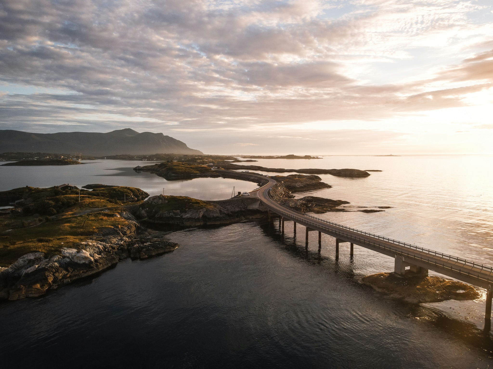 📍Atlantic Ocean Road, Noruega
Uma estrada construída no limite entre terra e oceano.
O vento constante.
As ondas quebrando ao lado.
E a sensação de estar atravessando algo improvável.
É sobre sentir cada quilômetro.
Quer viver isso na prática?
#XtradaExpeditions #Noruega #AtlanticRoad #RoadTrip #ViagemEuropa #ExperiênciaÚnica