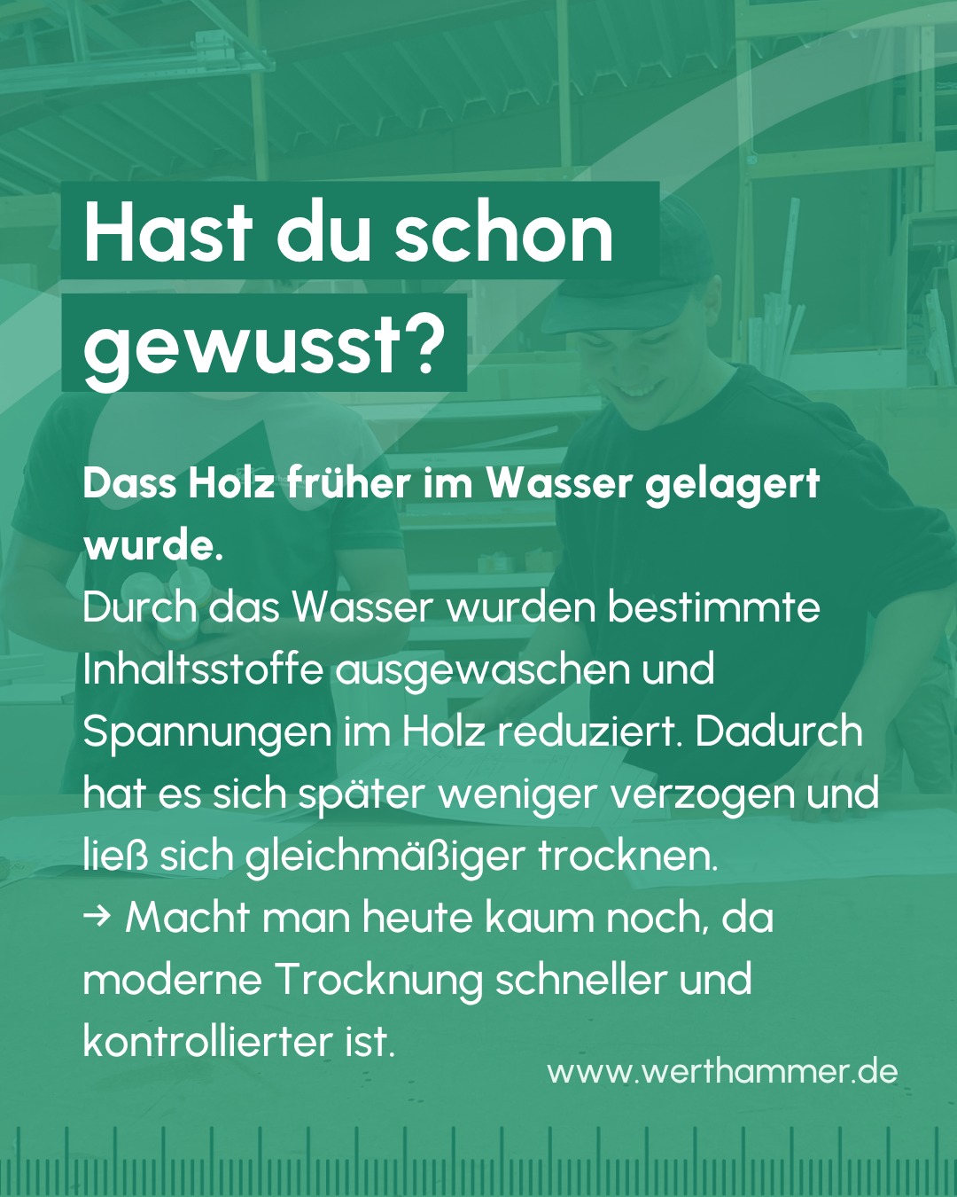 Holz und Wasser, das klingt im ersten Moment widersprüchlich. 🪵
Entscheidend ist aber, wie Holz mit Feuchtigkeit in Kontakt kommt. Früher wurde es komplett und gleichmäßig durchfeuchtet und anschließend langsam getrocknet. Dadurch konnte sich das Material entspannen und wurde später formstabiler.
Heute übernimmt das die technische Trocknung. Dabei wird die Feuchtigkeit gezielt gesteuert, sodass das Holz direkt weiterverarbeitet werden kann und sich im Alltag möglichst wenig verzieht. Genau hier zeigt sich, wie wichtig Erfahrung im Umgang mit dem Werkstoff ist. 🌿
#Schreinerei #Holzwissen #Handwerk #Holzverarbeitung #Innenausbau #WerkstoffHolz #Holzliebe #Holzwissen