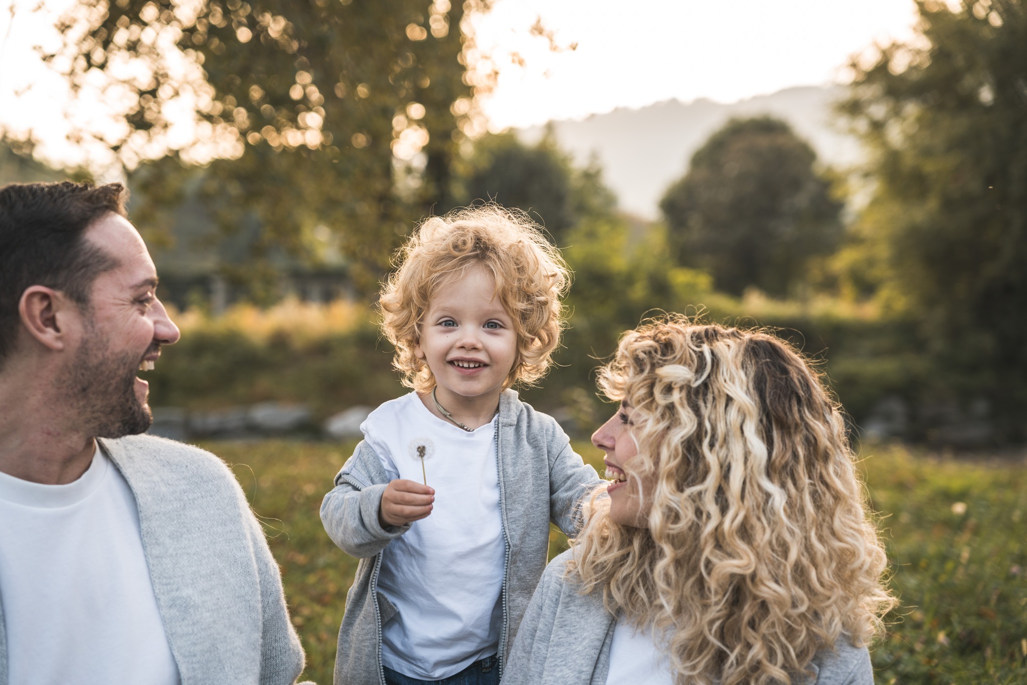 C’è una luce che dura pochi minuti…
ma riesce a rendere tutto ancora più speciale ✨
Il tramonto,
gli abbracci,
le risate dei vostri bimbi che corrono liberi…
E voi, semplicemente insieme 💛
Questi non sono solo scatti,
Sono pezzi della vostra storia!
Se anche tu sogni delle foto così, immerse nella luce più bella della giornata 💛
scrivimi per info