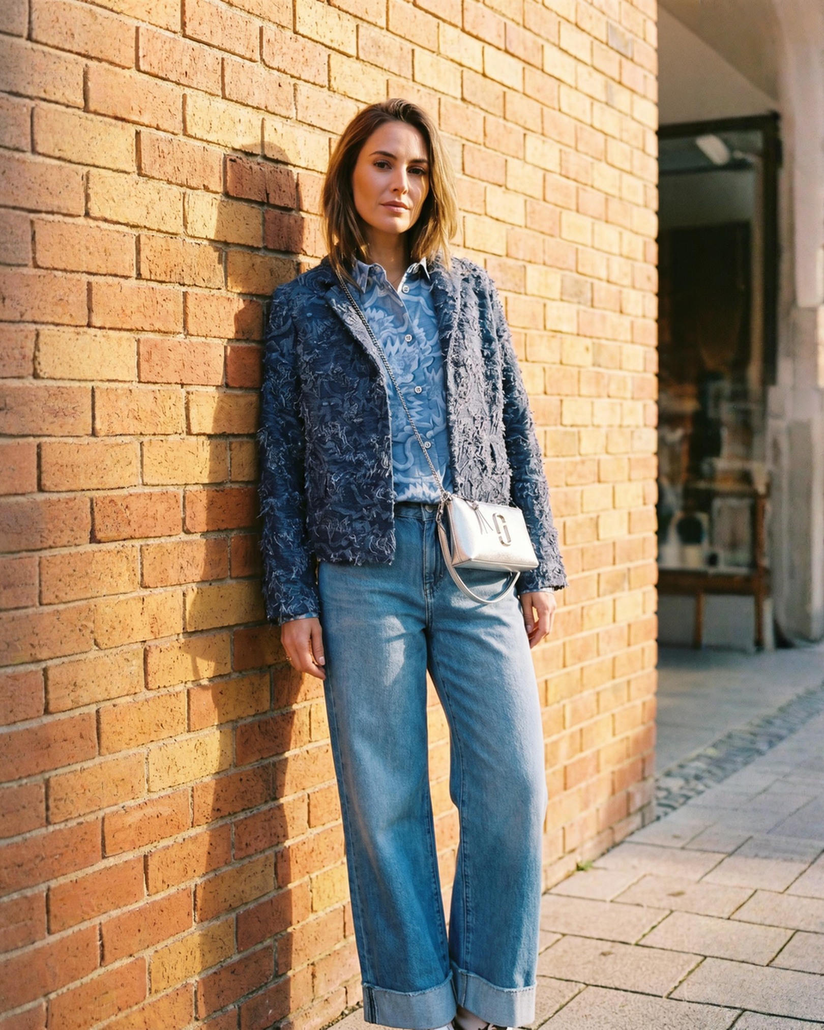 Jaquard trifft Wideleg — der Blazer von @odeeh macht aus dem entspannten Denim-Moment von @raffaelo_rossi einen echten Statement-Look. Die silberne Bag von @marcjacobs setzt den letzten, sehr richtigen Akzent.
#Odeeh #RaffaelRossi #MarcJacobs #PowerLook #FashionEdit