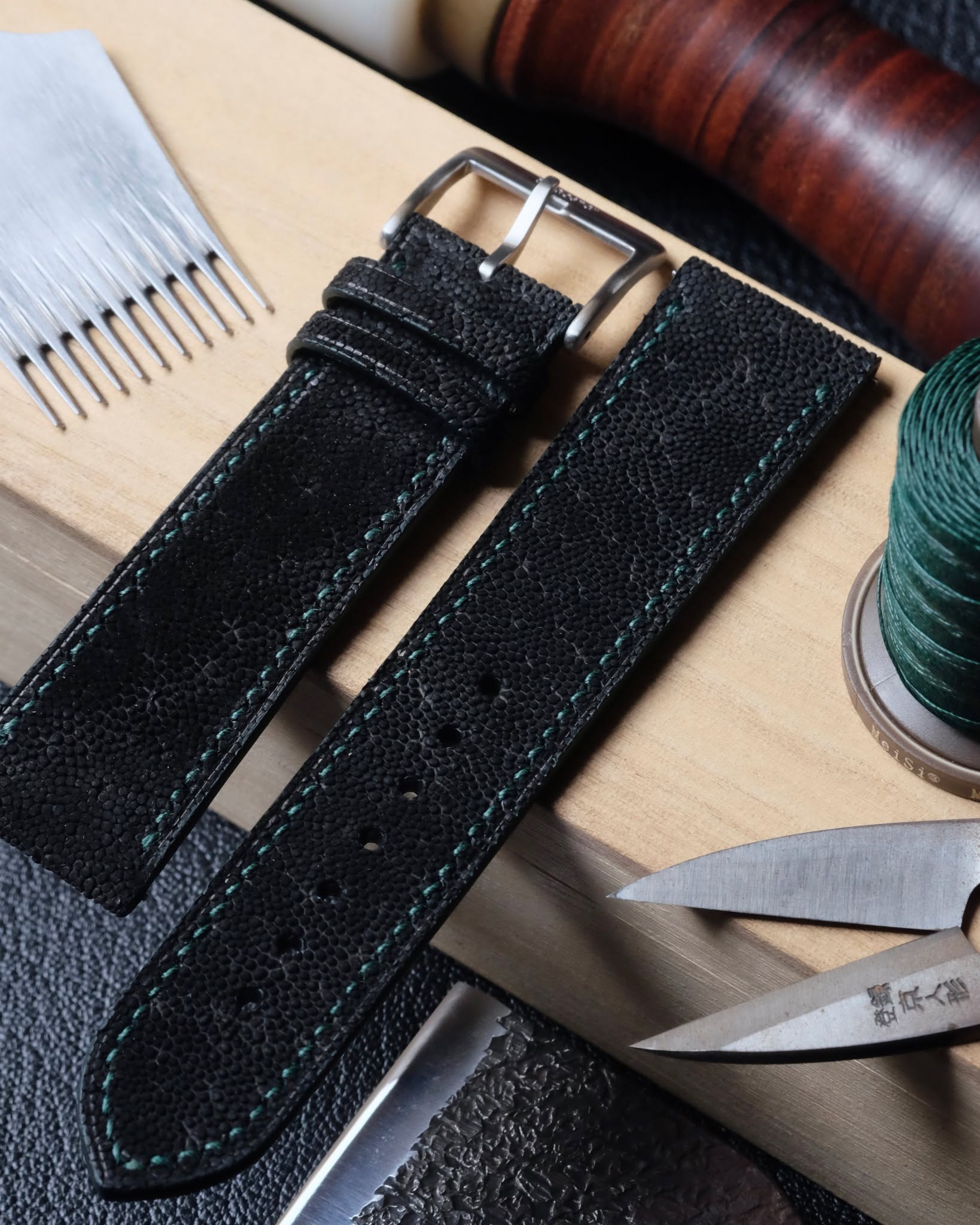 đ§đŞđđť Bespoke Watch Strap
â˘
Bracelet de montre Junghans Meister Pilot type 027/4520 (plat 3 mm dâĂŠpaisseur) entièrement fait main et cousu main en cuir dâĂŠlĂŠphant noir, doublure veau Zermatt, fil de lin deep green (couture S), peinture des bords dark green, boucle ardillon brushed silver, trous ronds 2 mm et système quick release.
â˘
#atelierdecoster #decoster #artisan #handmade #handstiched #handmadeinbelgium #madeinbelgium
â˘
#handmadewatchstrap #bespokewatchstrap #customwatchstrap #handmadeleatherwatchstrap
â˘
#elephantwatchstrap #elephantleatherwatchstrap #elephantleather
