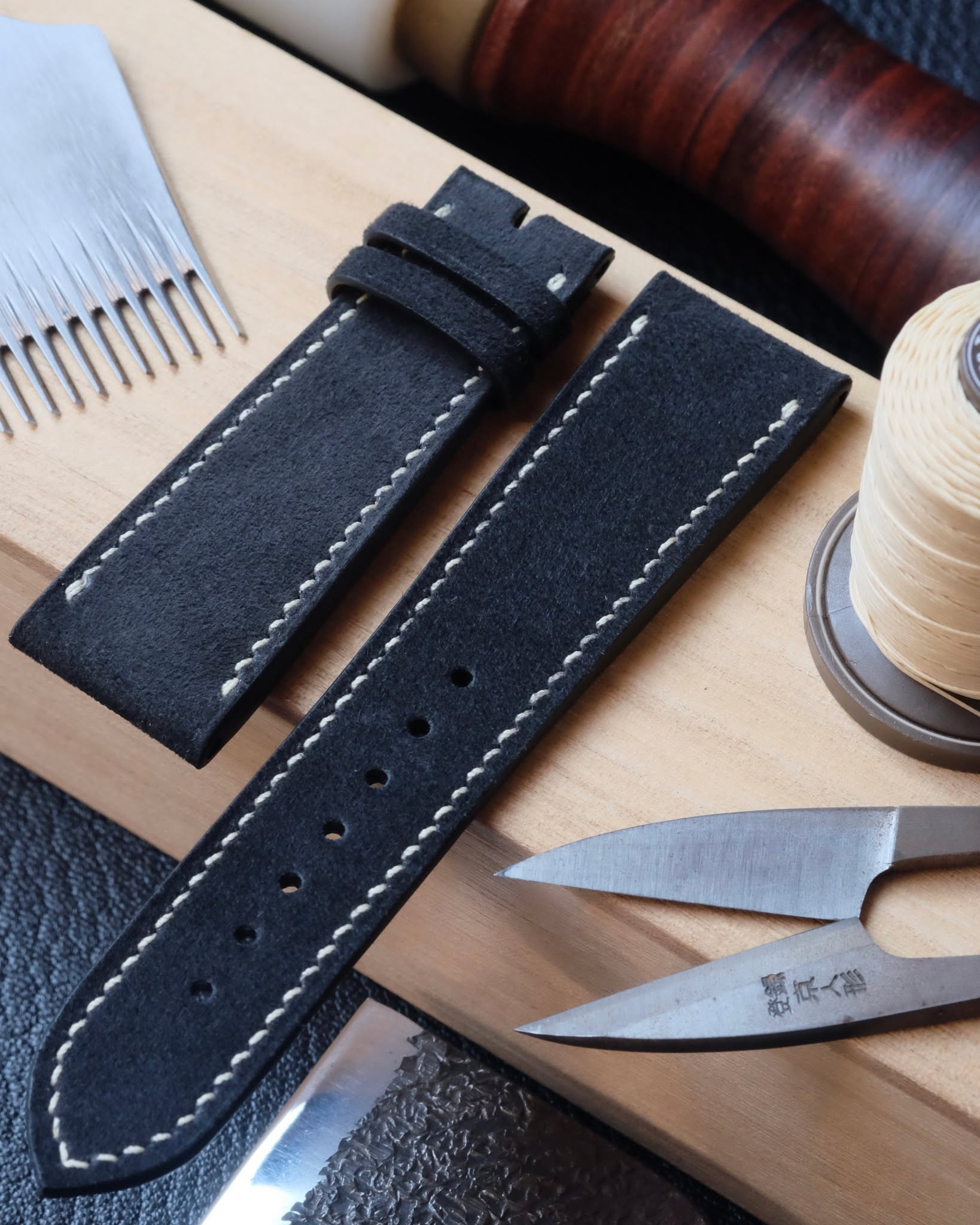 đ§đŞđđť Bespoke Watch Strap
â˘
Bracelet de montre (plat 5 Ă 3 mm dâĂŠpaisseur) entièrement fait main et cousu main en cuir de renne suĂŠdĂŠ noir, doublure veau Zermatt et peinture des bords noire.
â˘
#atelierdecoster #decoster #artisan #handmade #handstiched #handmadeinbelgium #madeinbelgium
â˘
#handmadewatchstrap #bespokewatchstrap #customwatchstrap #handmadeleatherwatchstrap
â˘
#suedewatchstrap #suedeleather #suedeleatherwatchstrap