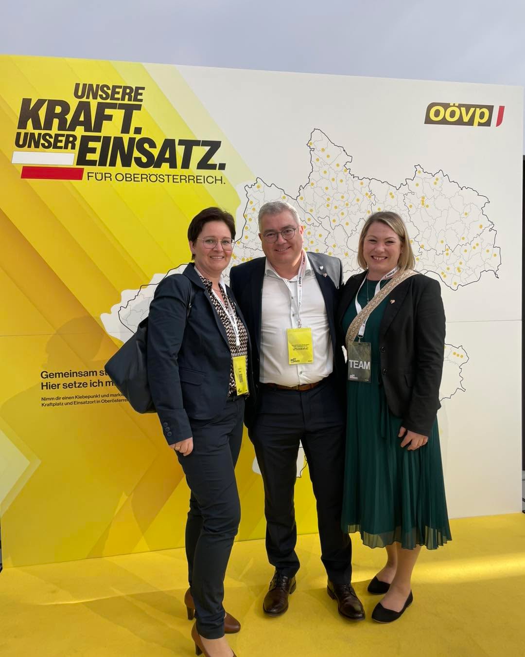 Heute beim Landesparteitag mit dabei: Bgm. Ingo Dörflinger, GV Gabi Medl und Fraktionsobfrau Nadine Radner.
Unter dem Motto „Unsere Kraft. Unser Einsatz für Oberösterreich.“ stand ein starker gemeinsamer Auftritt für unsere Zukunft im Mittelpunkt.
Wir gratulieren unserem Landesparteiobmann Mag. Thomas Stelzer herzlich zur beeindruckenden Bestätigung mit 99,6 % und wünschen weiterhin viel Erfolg und Kraft für die kommenden Aufgaben!