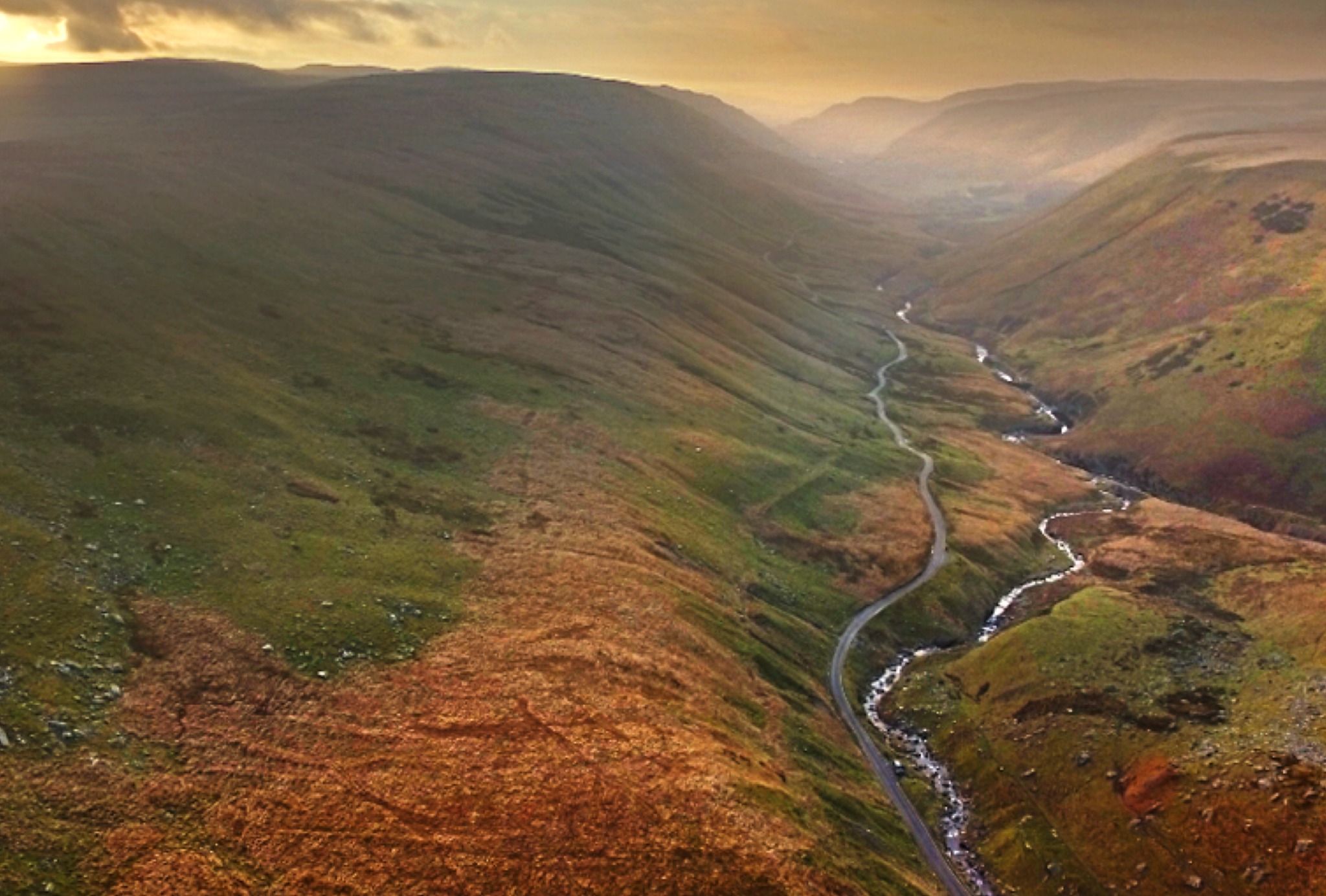 Hidden among the hills, ruins rise softly from the earth — echoes of castles and long-lost kingdoms.
Trace your fingers across ancient stone and feel the stories beneath — of battles fought, of love found, of lives quietly woven into the land.
Then, as the sun slips behind the Cambrian Mountains, the sky turns gold and amber.
Pause for a moment — this is the same horizon watched by generations before you. Here, history is not just remembered… it lingers, it breathes, and it stays with you.
Wedi’u cuddio ymhlith y bryniau, mae adfeilion yn codi’n dawel o’r tir — atseiniau cestyll a theyrnasoedd coll.
Rhedwch eich bysedd dros gerrig hynafol a theimlwch y straeon oddi tanynt — am frwydrau, am gariad, am fywydau wedi’u plethu’n dawel i’r dirwedd.
Ac wrth i’r haul lithro tu ôl i Fynyddoedd Cambria, mae’r awyr yn troi’n aur ac yn ambr.
Safwch am eiliad — dyma’r un gorwel a welwyd gan genedlaethau o’ch blaen. Yma ym Mhowys, nid yw hanes yn cael ei gofio yn unig… mae’n aros, yn anadlu, ac yn aros gyda chi.