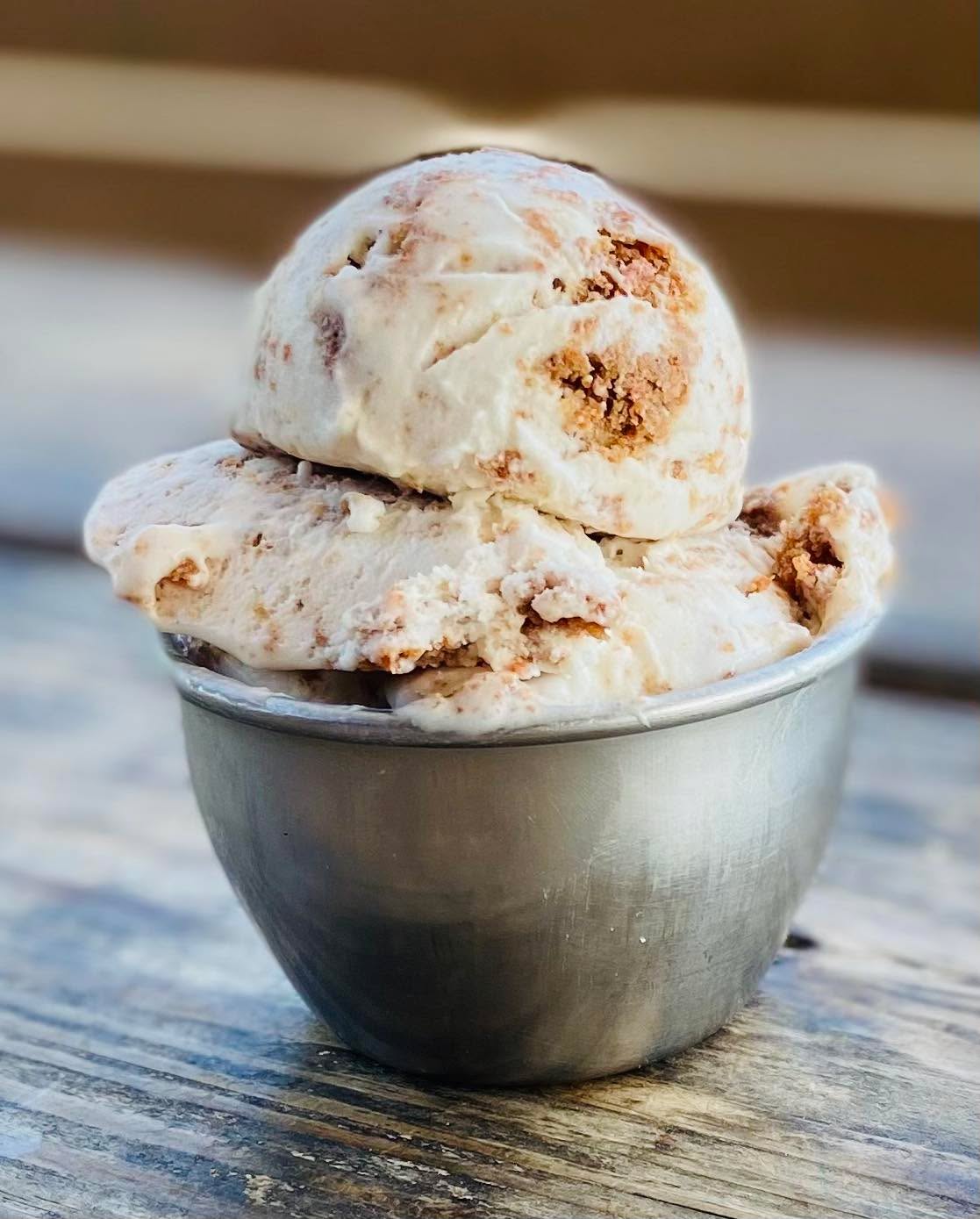 🥕NEW Vegan Carrot Cake Ice Cream! Vegan cheesecake ice cream with crumbled vegan carrot cake!
🍨Enjoy at all Sidewall Pizza locations while supplies last!
#carrotcake #icecream #vegan #greenville360 #greenvillesc