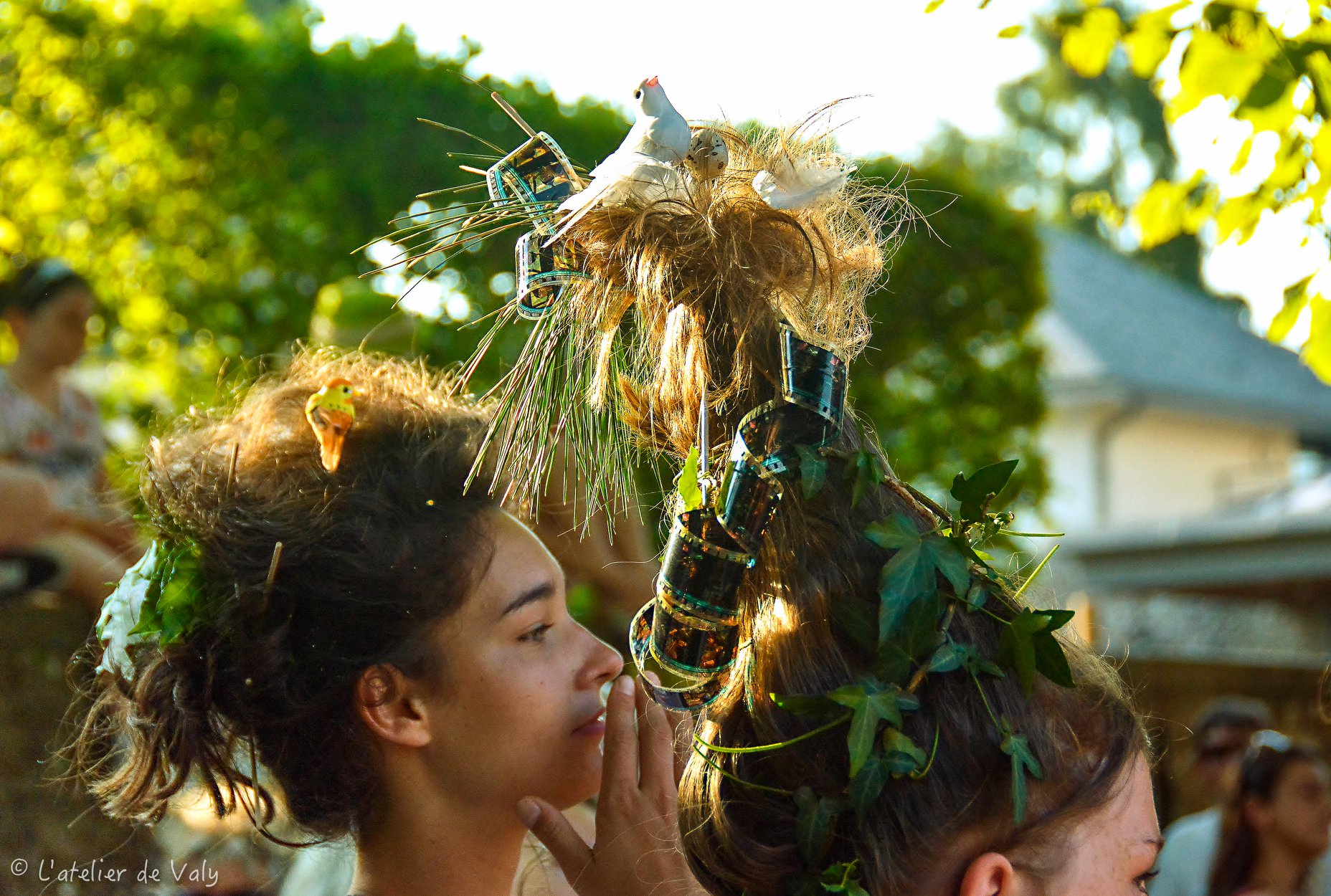 Et si vous vous laissiez surprendre à Dax ? 🌸
Dans le cadre du festival Tête en l’air, le raccommodeur de fleurs pose ses valises en ville le dimanche 26 avril.
On s’approche, on regarde… puis on se laisse faire.
En quelques minutes, il transforme ce qu’il a sous la main en une coiffure un peu folle, fleurie, inattendue.
Rien n’est préparé, tout se fait sur le moment… et chaque personne repart avec quelque chose de différent 🌺
📍 Rendez vous sur l'esplanade Goussebaire Dupin à Dax à 13h à 16h
Venez découvrir ce spectacle haut en couleurs !
@mysterieusescoiffures
#lesmysterieusescoiffures #coiffures #spectacle #fleurs #dax #festivalteteenlair
