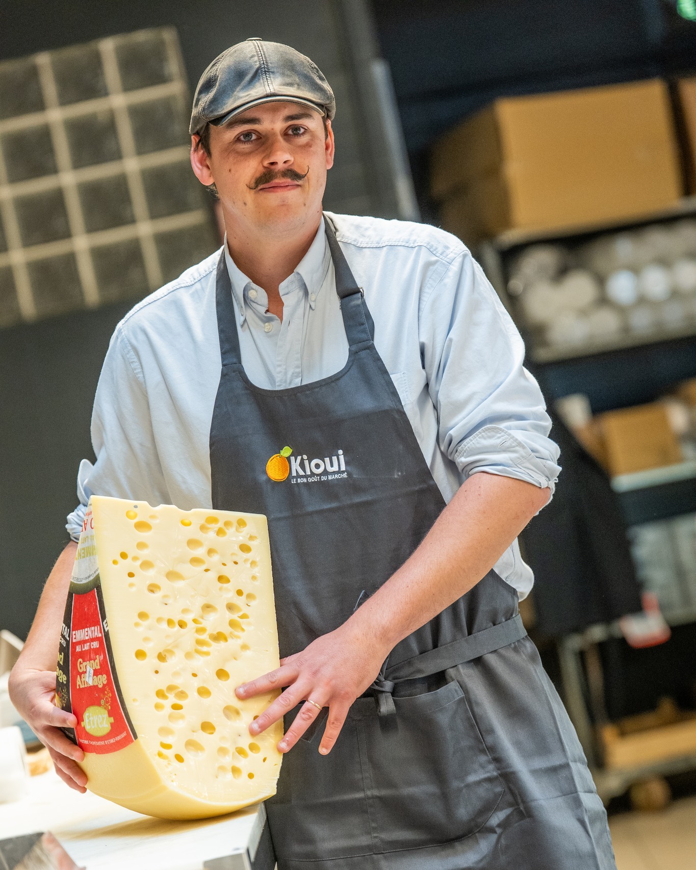 🧀 40 fromages AOP à découvrir chez Kioui !
Chez nous, le rayon fromagerie, c’est un peu un voyage à travers les terroirs français. Entre Comté, Roquefort, Camembert, Beaufort et bien d’autres, nos 40 variétés AOP sont soigneusement sélectionnées pour vous offrir le meilleur du savoir-faire fromager.
.
👨🍳 Notre expert vous guide :
Que vous soyez amateur de fromages doux, puissants ou fruités, Arthur est là pour vous conseiller et vous faire découvrir des pépites. Parce qu’un bon fromage, c’est avant tout une histoire de passion et de terroir.
.
💡 Le saviez-vous ?
Une Appellation d’Origine Protégée (AOP) garantit un fromage fabriqué selon des méthodes traditionnelles, dans une zone géographique précise. De quoi sublimer vos plateaux et vos recettes !
.
👉 Notre coup de cœur du moment : Notre coup de cœur du moment : Le Crottin de Chavignol AOP. À déguster avec une bonne baguette tradition et un verre de Sancerre blanc.
.
Et vous, quel est votre fromage AOP préféré ? Dites-le nous en commentaire ! 👇
.
.
.
#cheese #cheesylife #cheeselovers #formageAOP #fromagerie #terroir #kioui #kiouiarras #kiouiprimeurs #lebongoutdumarche #madeinfrance #arras #hautsdefrance
.
www.kioui-primeurs.fr