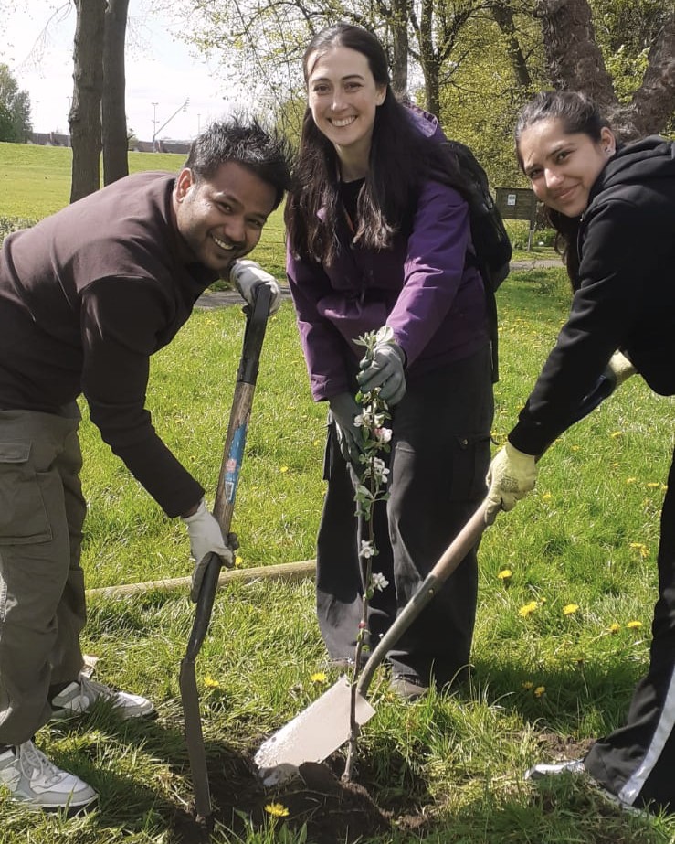 Loads of activity at #ReasideForestGarden in #BalsallHeath the past few days, including welcome the @volunteering_bcu team back, and they worked incredibly hard.
We'll be here all summer - our sessions are #OpenToAll and we'd love to see you there. Reaside sessions run every Wednesday, as well as some special Saturday ones for those who can't make it during the weekdays.