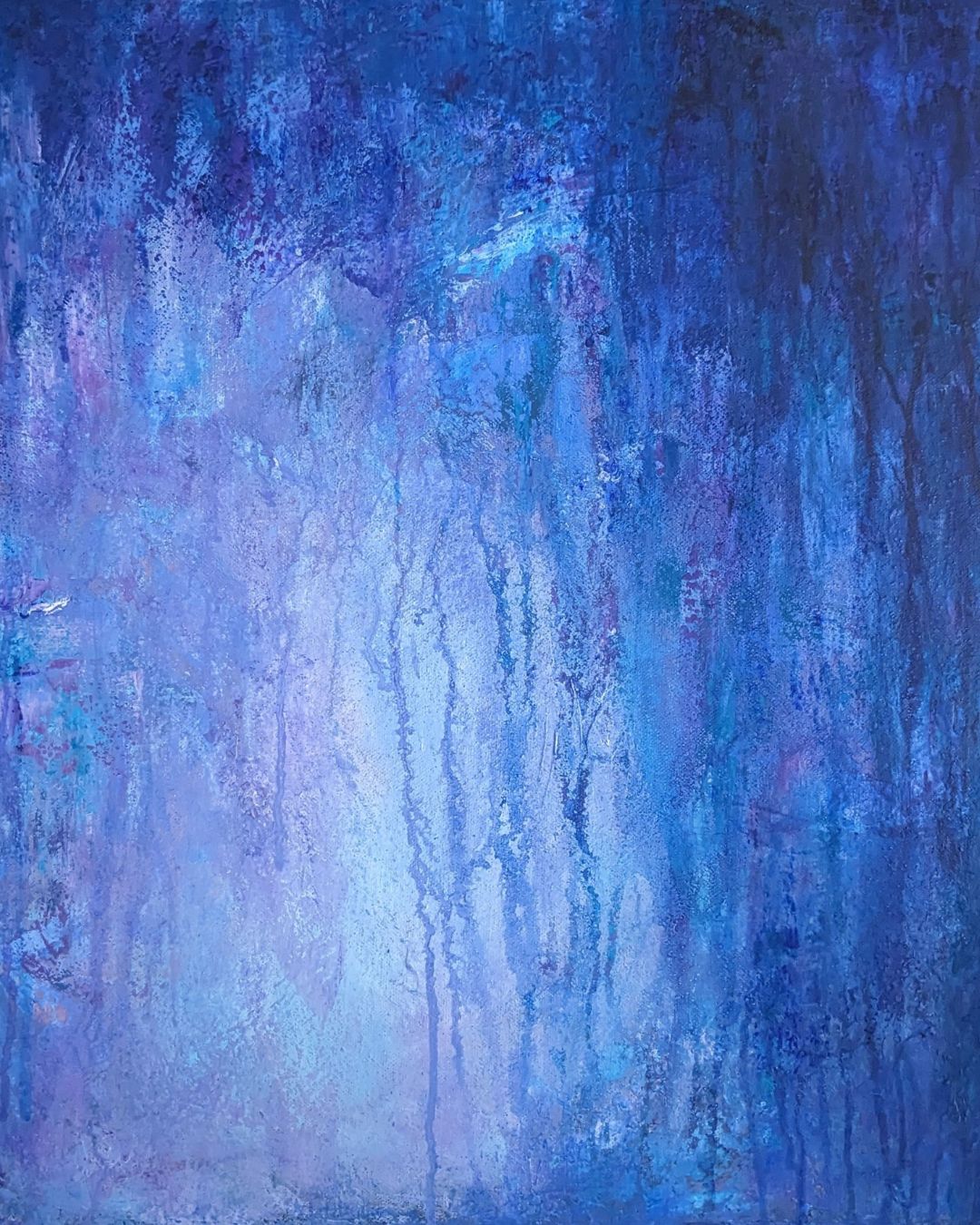 🫣 Cette toile est née dans le chaos.
Créée lors d’un stage de Vedic Art, autour de cette idée : “du chaos naît le cosmos”
Un travail où l’écoute est essentielle.
Où l’on apprend à faire taire le mental pour laisser parler le cœur.
Au départ, il y avait des formes de chats.
Une toile presque terminée mais rien ne vibrait.
Alors j’ai tout recouvert.
Repartir de zéro, malgré le temps déjà passé.
Faire confiance à ce qui ne se voit pas encore.
Et quelque chose d’autre est apparu.
Cette toile est devenue la première que j’ai vendue à un inconnu, lors de mon tout premier salon “Métiers d’art”.
Comme un rappel que, parfois, c’est en osant lâcher que tout commence vraiment.
