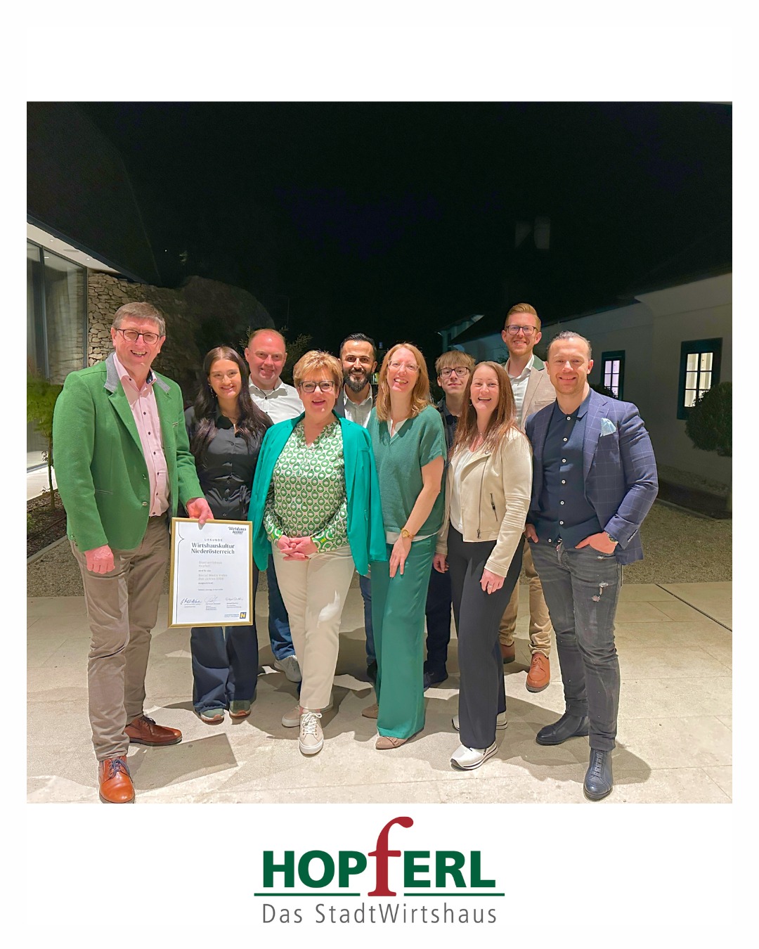 Fest der Wirte 2026 💚
Auch heuer feierte die Niederösterreichische Wirtshauskultur mit ihren Mitgliedsbetrieben das Fest der Wirte im Schloss Luberegg.
Wir freuen uns ganz besonders, dass Isabella mit ihrem Silbererfolg beim Lehrlingswettbewerb "Young Talents" ihre Motivation für den Schritt in die Gastronomie mit den Besucher:innen teilen durfte 🍀
Ebenso wurden wir mit dem Preis des "Social Media Beitrag des Jahres" ausgezeichnet. Dabei zeigte Monika eindrucksvoll, dass sie neben ihrer Aufgabe im Betrieb auch die der Zauberin, einer Psychologin und die der Wahrsagerin täglich erfüllen muss 😜
Vielen Dank an die Organisatoren für die sehr gelungene Veranstaltung und dass wir mit einem Teil unseres Teams dabei sein durften.
Wirtshauskultur Niederösterreich
#stadtwirtshaus_hopferl #hopferlgenuss
#meineStadtbierzeit #hopferlgmünd