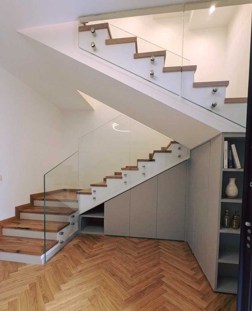 In questo intervento su scala in muratura con parquet, la scelta di pannelli in vetro crea una protezione discreta che lascia protagonista lo spazio. Il risultato è un ambiente più luminoso, ordinato e contemporaneo, dove ogni elemento si integra con naturalezza.
Progettiamo soluzioni su misura che si adattano perfettamente alle scale esistenti, rispettandone materiali e stile.
#CierreScale #Vetro #RinghiereDesign #ScaleInterne #scalamuratura