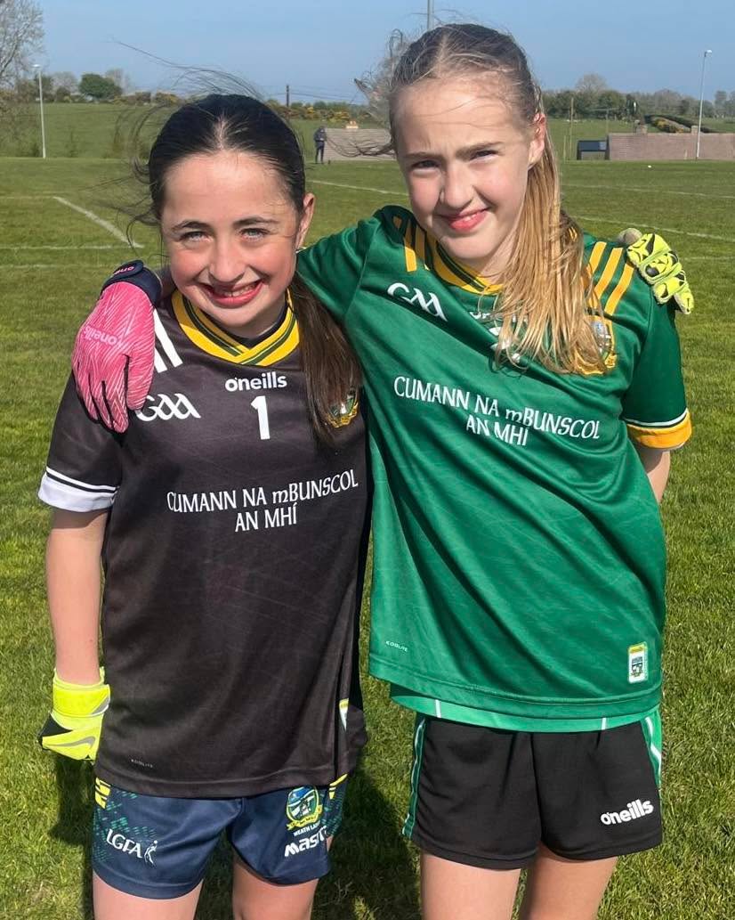 Ó Glas agus Bán Gaelscoil na Cille go Glas agus Ór Co. Na Mí. Comhghairdeas le Sadhbh Nic Giolla Ruaidh agus Saoirse Long who lined out for the Meath Cumann na mbunscol team this week in a series of matches with Louth.
The girls were selected having won the Cumann na mBunscol final with na Cille last year. Maith sibh a chailíní!