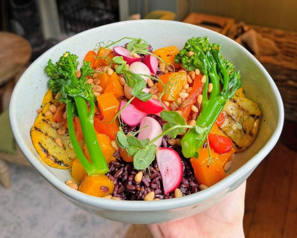 Yummy! A beautiful, bright spring dish—just what you need for a sunny lunchtime or evening treat. ☀️
Pop in and try our Buddha bowl while it’s on the specials menu!
Wild rice, roasted red pepper, griddled courgette, roasted butternut squash, pickled rainbow radish, tender stem broccoli with a lime, chilli maple dressing topped with pumpkin seeds..
Add marinated chicken or halloumi for an extra boost of protein 💕