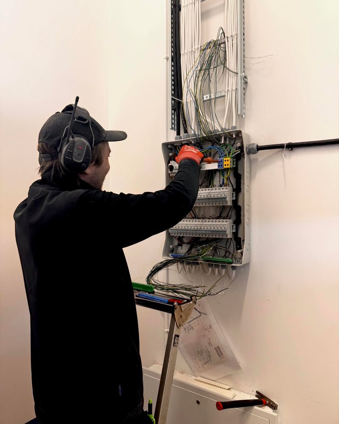 Vi söker elektriker – vill du bli en del av vårt team?
Är du en självgående elektriker som gillar varierande arbetsdagar och stolthet i ditt arbete? Då kan det här vara jobbet för dig!
Vi växer och söker nu en engagerad elektriker som vill vara med och leverera kvalitativa installationer och lösningar till våra kunder.
Om tjänsten
Som elektriker hos oss arbetar du med allt från servicejobb till installationer i både privata hem och företag. Du blir en viktig del av ett team där vi värdesätter yrkesskicklighet, ansvar och ett gott bemötande.
Vi söker dig som:
• Har minst 3 års erfarenhet som elektriker
• Har B-körkort
• Är självgående och ansvarstagande
• Har ett öga för kvalitet och service
Vi erbjuder:
• Varierande arbetsuppgifter
• Ett härligt team och bra arbetsmiljö
• Möjlighet att utvecklas inom yrket
Låter det intressant?
Skicka in din ansökan redan idag eller hör av dig om du vill veta mer!
petter@runtunael.se