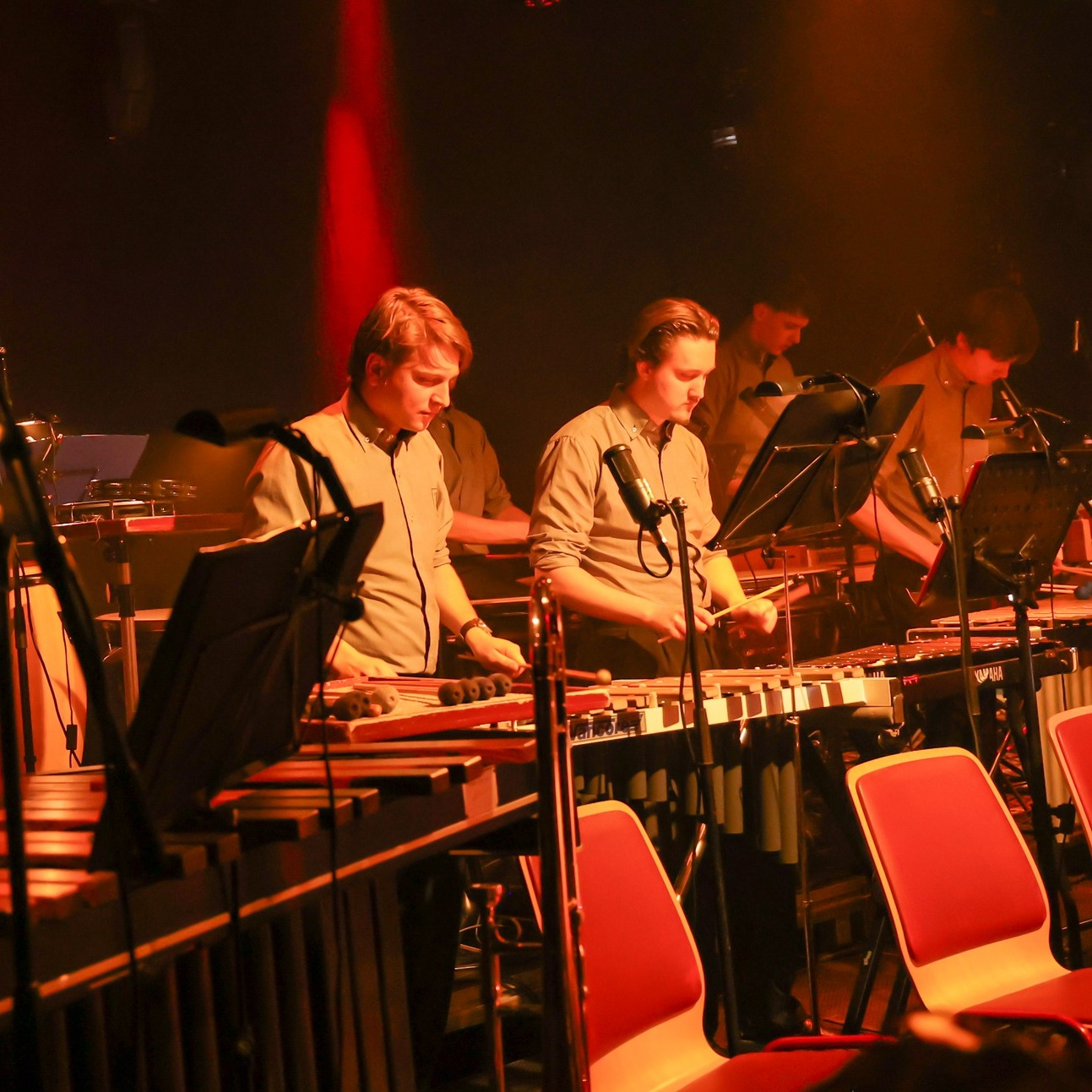 Aanstaande zaterdag 25 april is het zover: vanaf 19. 30 uur knalt het in 't Wapen van Wanroij met Slagwerk On Stage 2026! Drie slagwerkgroepen op het podium met een verrassend programma van subtiele percussie tot bombastische pop. Ben jij erbij? De entree is gratis.