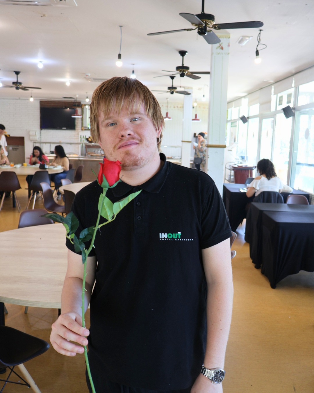 🌹📚 El día más bonito del año en Cataluña.
Sant Jordi es pasear sin prisa, elegir una rosa, descubrir un libro y dejarse llevar por el ambiente de las calles.
Una tradición que habla de amor, cultura y de todo lo que compartimos.
___
🌹📚 El dia més bonic de l’any a Catalunya.
Sant Jordi és passejar sense presses, triar una rosa, trobar un llibre i gaudir de l’energia que omple els carrers.
Una tradició que parla d’amor, cultura i de tot allò que compartim.
___
🌹📚 The most beautiful day of the year in Catalonia.
Sant Jordi is about slowing down, choosing a rose, discovering a book and enjoying the vibrant atmosphere in the streets.
A tradition that celebrates love, culture and everything we share.
#SantJordi #SantJordi2026 #DiadaDeSantJordi #RosesILlibres #LoveAndCulture #Catalonia #Barcelona #CultureLovers #BookLovers #Traditions #SlowMoments #Primavera