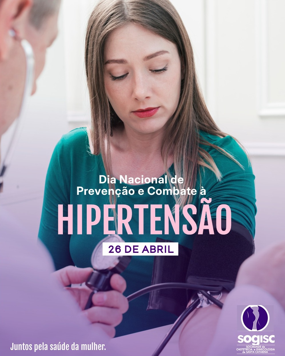 A hipertensão é uma condição muito mais comum do que parece entre as mulheres e, na maioria das vezes, silenciosa. Ela não avisa, não dá sinais claros no início, mas pode estar ali, aos poucos, afetando o coração, os rins e o cérebro.
Ao longo da vida, o corpo feminino passa por muitas mudanças: ciclos hormonais, gestação, uso de anticoncepcionais, menopausa. Tudo isso pode influenciar a pressão arterial, junto com o estilo de vida, o estresse e a rotina.
Por isso, cuidar da pressão não deve ser algo pontual, mas parte de um acompanhamento contínuo. Medir, observar, se conhecer e não ignorar pequenos sinais fazem toda a diferença.
📌Algumas atitudes ajudam nesse cuidado:
▫️manter uma alimentação equilibrada, com menos sal e ultraprocessados
▫️praticar atividade física regularmente
▫️cuidar do sono e reduzir o estresse
▫️evitar tabagismo e excesso de álcool
▫️realizar acompanhamento médico e medir a pressão com regularidade
Mais do que tratar, a proposta é prevenir. Porque saúde também é sobre atenção diária, sobre escolhas possíveis e sobre estar presente no próprio cuidado.
#SOGISC #HipertensãoArterial