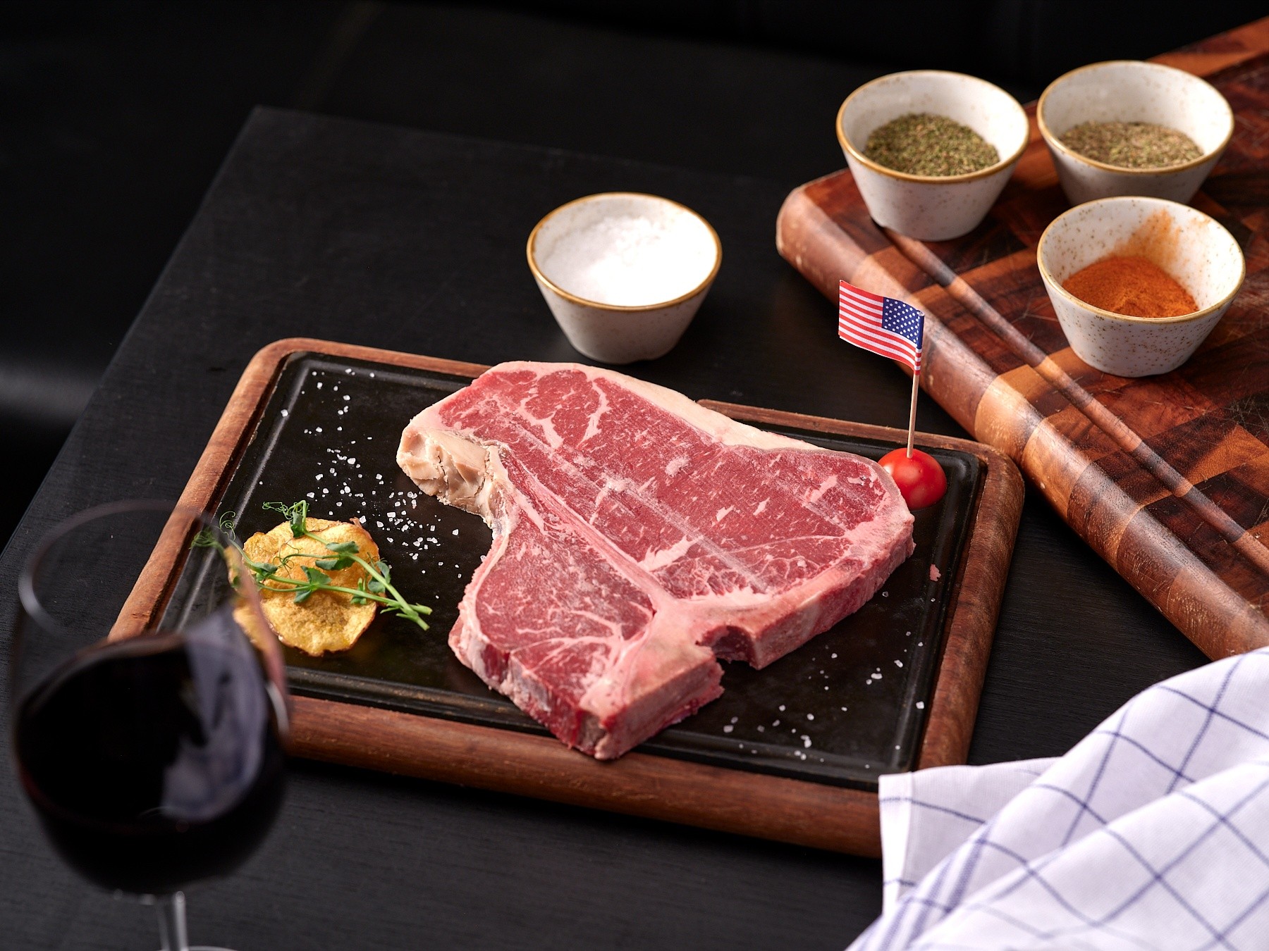 A húsfogyasztók "szent grálja", avagy miért a T-Bone a legokosabb választás? 🧠🥩
Tudjuk, milyen érzés. Állsz az étlap felett, és nem tudsz dönteni: puha bélszínt szeretnél, vagy inkább egy szaftos, márványos hátszínt? 🤔
🅰️ Oldal: Omlós, kényeztető Bélszín.
🅱️ Oldal: Karakteres, ízbomba Hátszín.
➕ A Csont: Ami a sütés közben még több ízt ad át a húsnak.
Foglalj asztalt, és mutasd meg a T-Bone-nak, ki a főnök! 😉
https://www.lapampa.hu/asztalfoglalas
#LaPampaSteakhouse #Tbone #BudapestFood #SteakLovers #Húsimádók #VacsoraÖtlet #DöntésKényszerVége #HátszínVagyBélszín #Mindkettő
