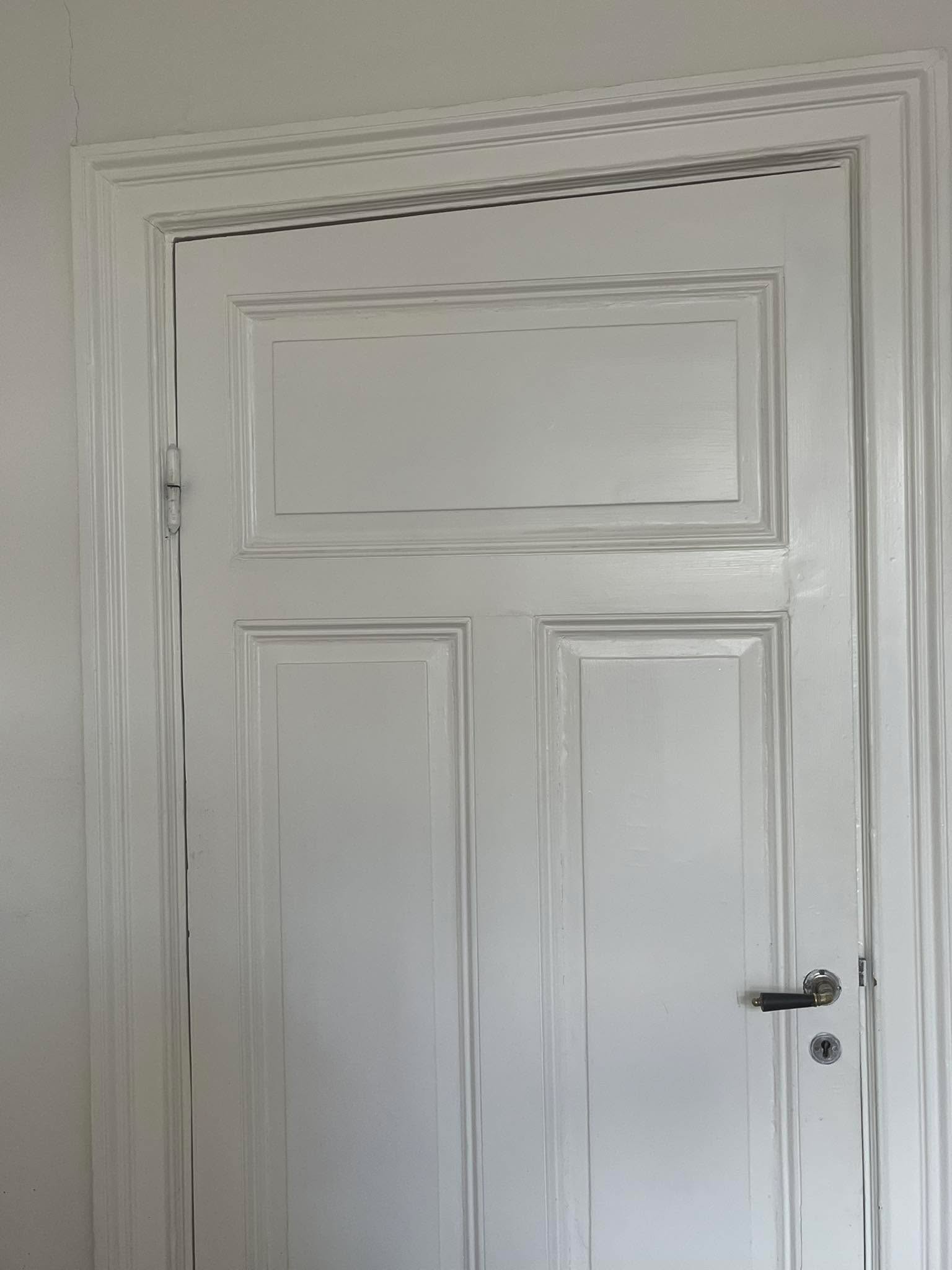 Min utsikt för dagen!
Vi kunde gott tillåta lite fler sneda dörrar.
Fler skavanker och missar - och saker som inte blir som man tänkt…
Och står vi ut med våra egna fadäser bryr man sig inte så mycket om andras… 😊