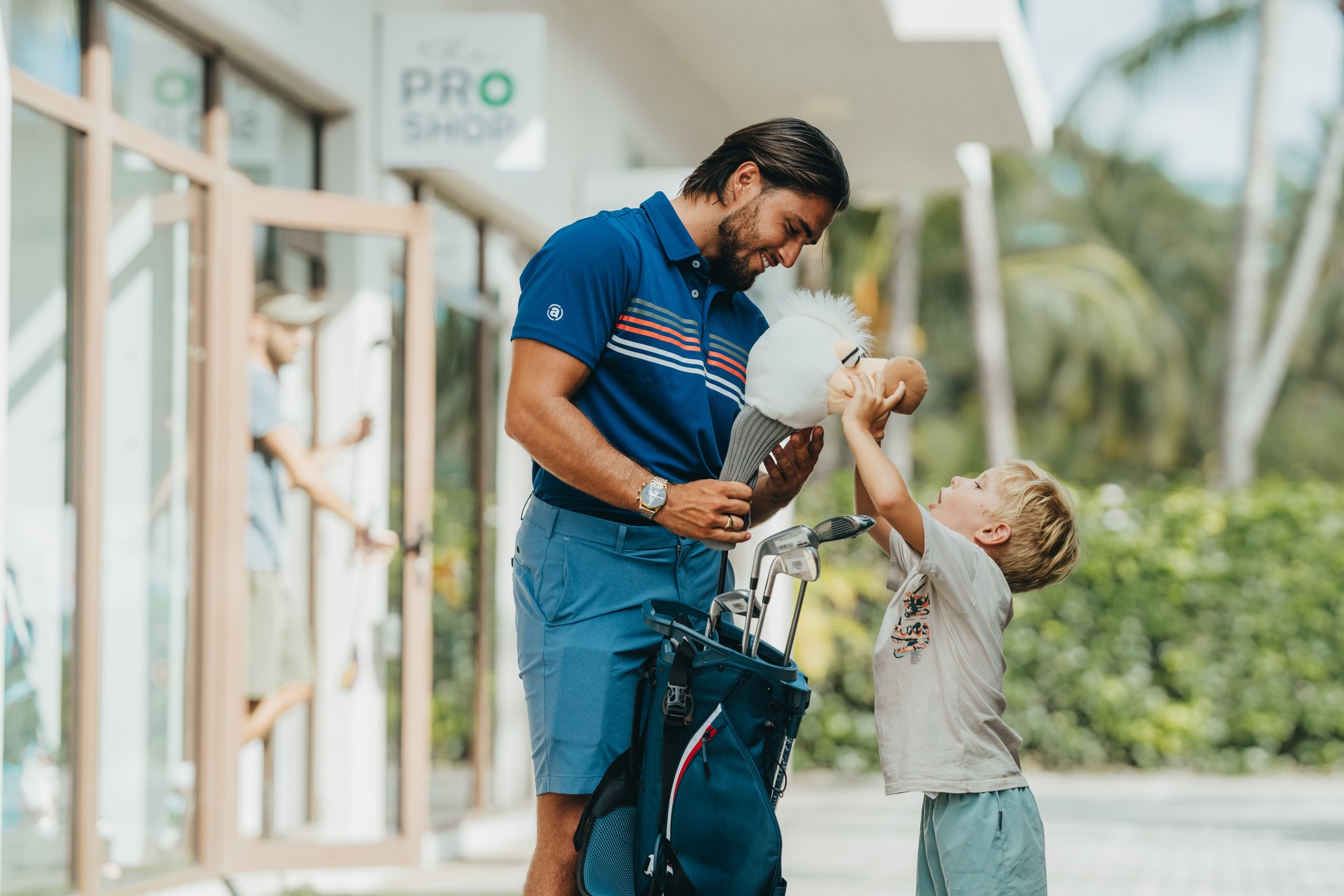 The best lessons aren't taught in a classroom 🏌️ Spend quality time with your son at Ruisseau Créole & find the best gears for your days on the green !
Man outfit: @theproshopmauritius