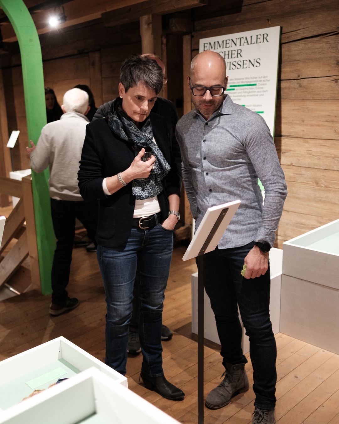 Ein voller Raum, gespannte Gesichter und viele Gespräche:
Mit der Vernissage vom 31. März ist «spychere!» offiziell gestartet 💚
Die Ausstellung ist eröffnet, der e-spycher lanciert – und damit auch das gemeinsame Sammeln von Wissen aus dem Emmental. Beim Rundgang wurde erzählt, erinnert und entdeckt – genau so, wie «spychere!» gedacht ist.
In der Ausstellung geht es um Wissen von hier – und darum, es gemeinsam sichtbar zu machen.
Eindrücke vom Abend und mehr zum Projekt findest du im Blog:
👉 e-spycher.ch
Und jetzt: Mitmachen und Wissen teilen.
Besten Dank an unsere Partner:innen:
@radioneo1 @emmentalvalley @noetzlicaderas @studio.christen @webage.bern @skkg_winterthur @scienceetcite @diemobiliar @gvb_privatversicherungen_ag
@beisheimstiftung @bgbern @gemeinde_langnau @kultur_kantonbern