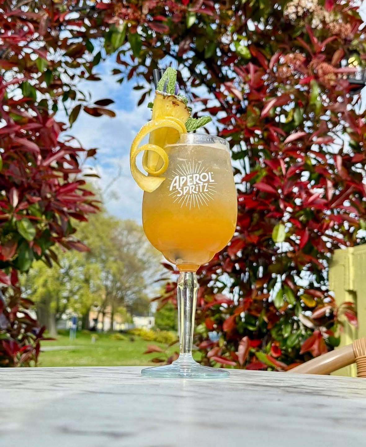 Cocktail of the week 🍹
Caribbean Spritz
A beautiful mix of coconut rum, cherry brandy, peach schnapps, mango, fresh lime, prosecco & soda.
Perfect to enjoy on our terrace this week 😊
