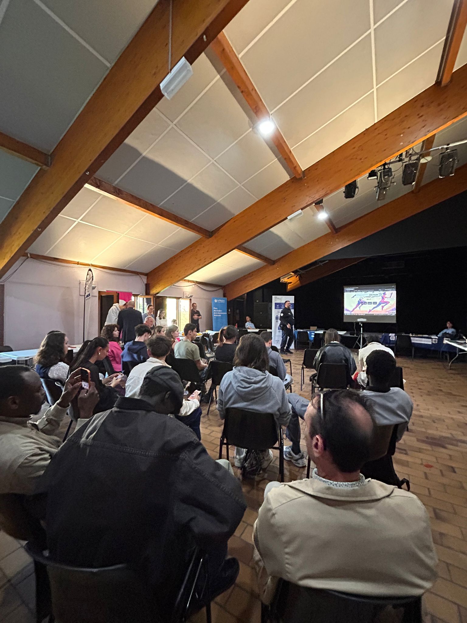 Journée de l'Engagement | MPT de Chadrac 💬✨
Le 21 avril, jeunes, volontaires et acteurs du territoire se sont retrouvés pour une journée dédiée à l’engagement, organisée avec le SDJES 43.
🕘 Matinée : focus Service Civique
🕒 Après‑midi : Forum de l’engagement
🤝 bénévolat
🔥 volontariat
🌱 environnement
🎨 expression artistique
🚒 engagement citoyen
… et bien plus encore !
Un grand merci aux partenaires mobilisés et à toutes les personnes venues s’informer, partager, s’inspirer.
L’engagement prend mille formes — à chacun de trouver la sienne ✨