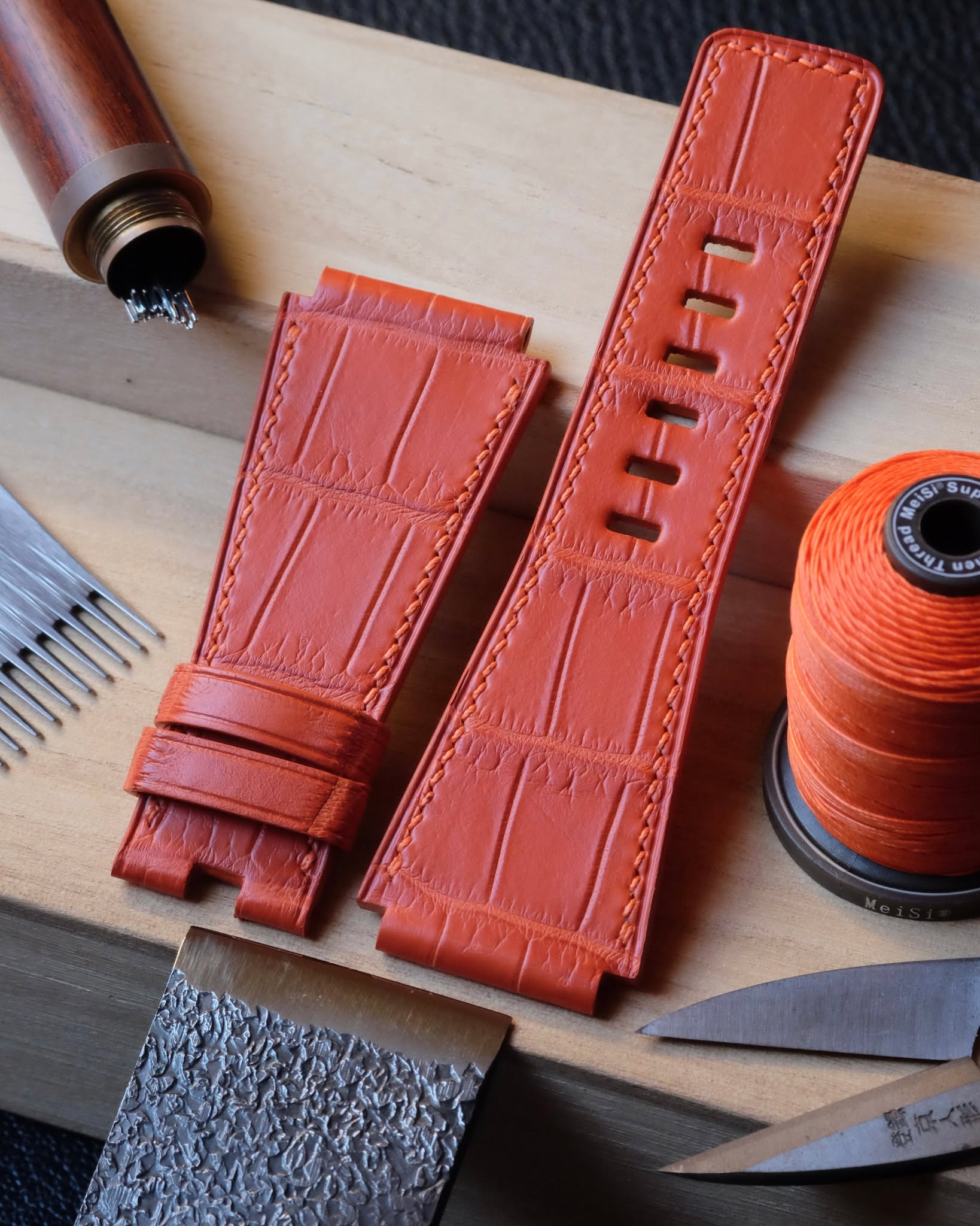 đ§đŞđđť Handmade in Belgium
â˘
Bracelet-montre BR03 A (plat 2.5 mm dâĂŠpaisseur) entièrement fait main et cousu main en cuir de crocodile orange, doublure veau Zermatt, fil de lin orange (couture S) et peinture des bords orange.
â˘
#atelierdecoster #decoster #artisan #handmade #handstiched #handmadeinbelgium #madeinbelgium
â˘
#handmadewatchstrap #bespokewatchstrap #customwatchstrap #handmadeleatherwatchstrap
â˘
#alligatorleather #alligatorleatherwatchstrap #alligatorwatchstrap