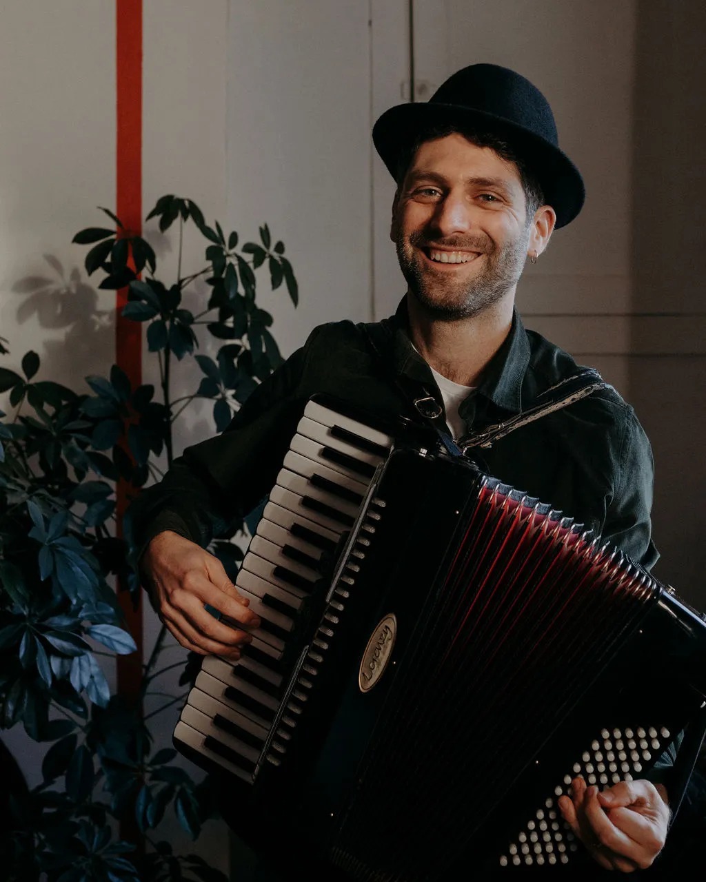 @primogaouzi sera à Baudreix ce samedi 25 avril ! 🎶
Sur scène, c’est un vrai chansonnier comme on en voit peu aujourd’hui.
Il raconte, il joue, il incarne.
Entre deux chansons, il embarque le public dans des histoires peuplées de personnages un peu paumés, touchants et parfois drôles… 😉
👉 Au piano, à la guitare ou à l’accordéon, il fait vivre tout un univers inspiré de la chanson française, avec des touches de jazz et de swing manouche. On passe d’un sourire à une émotion plus profonde sans vraiment s’en rendre compte.
Si vous aimez les concerts où on se laisse porter… vous allez aimer, alors venez !
📍Rendez vous à Baudreix, le samedi 25 avril à 21h30
© Diane Barbier Photographie
#primogaouzi #concert #solo #musique #baudreix
