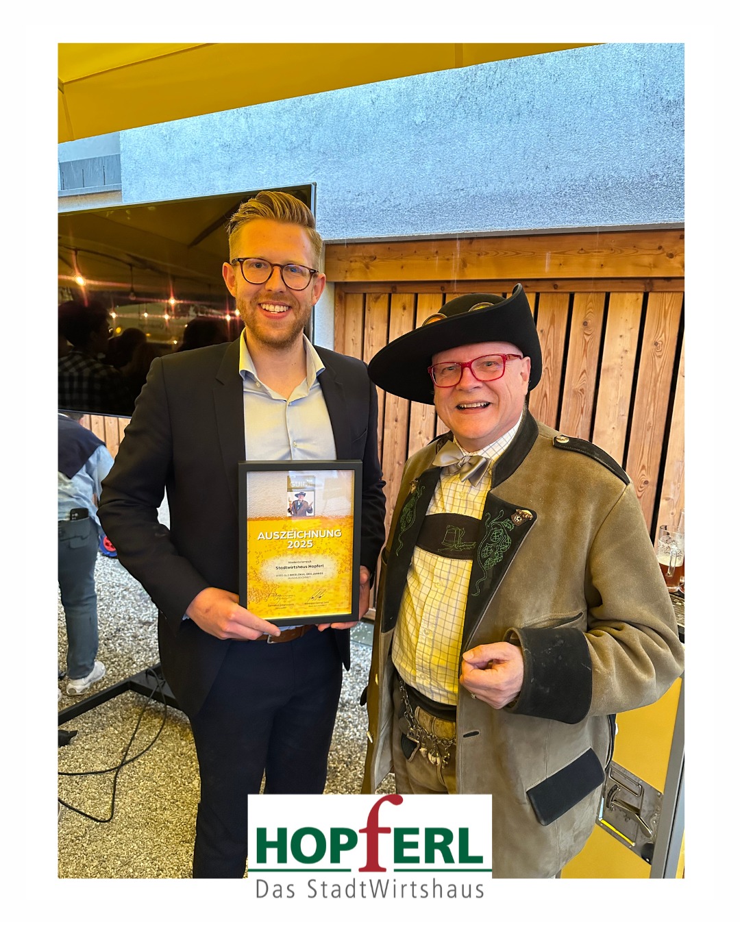 Wir schauen noch einmal ins Jahr 2025 zurück 💚 Im Mai 2025 wurden wir von Bierpapst Conrad Seidl mit dem Preis "NÖ Bierlokal des Jahres 2025" ausgezeichnet - das Besondere daran: dieser Preis kann pro Lokal und Kategorie nur genau ein Mal vergeben werden - weshalb es für uns eine doppelte Ehre ist! 🥰
Ein ganz besonderer Dank gilt Josef, der als diplomierter Biersommelier unsere Bierkarte mit aller Sorgfalt ausgesucht und kreiert hat 💚🍻
Ebenso danken wir unserem Team & unseren Gästen, die so einen Preis überhaupt erst möglich machen! Vielen Dank für euren Einsatz, eure Mühe und eure Treue! 🥰
Vielen Dank auch an unsere langjährigen Partner der Privatbrauereien Schremser Bier & Zwettler Bier. Sie schaffen mit ihren tollen Produkten und ihrer Einstellung für Privates-Brauhandwerk ein wichtigen Grundstein für die Biertradition in unserem Lokal und das seit über 30 Jahren!
#stadtwirtshaus_hopferl #hopferlgenuss
#meineStadtbierzeit #hopferlgmünd