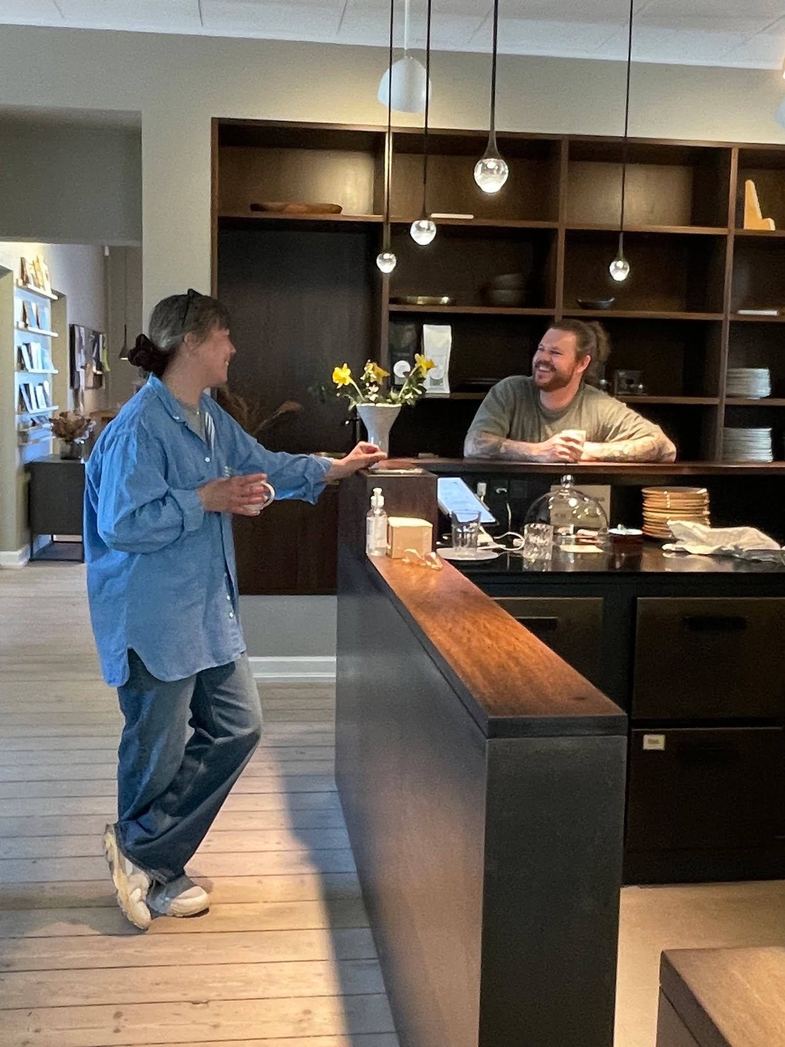 Torsdags kaffesnak i caféen☕
Vores arbejdscafé er åben mandag til fredag — fra kl. 8 til kl. 15 hver dag. Vi står klar med lækker kaffe, lune croissanter og hyggelig stemning ☕ 🥐💫