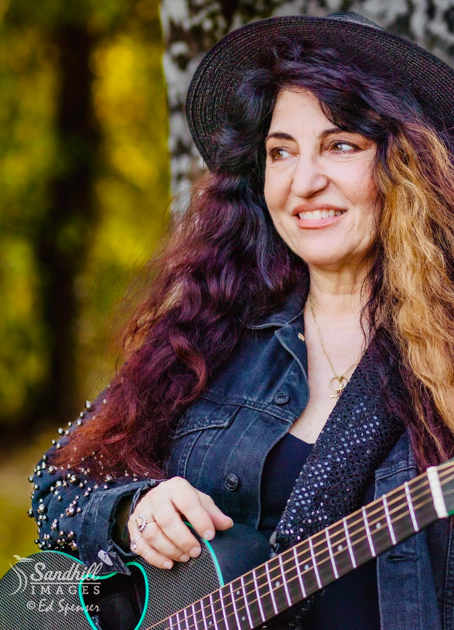 Throwing it back to a beautiful January day in 2022 📸✨
Photo shoot with Ed Spenser/Sandhill Images at Riverbend Park — one of our favorite spots to capture a moment 🌿🎶
Feels like yesterday… and somehow a lifetime ago.