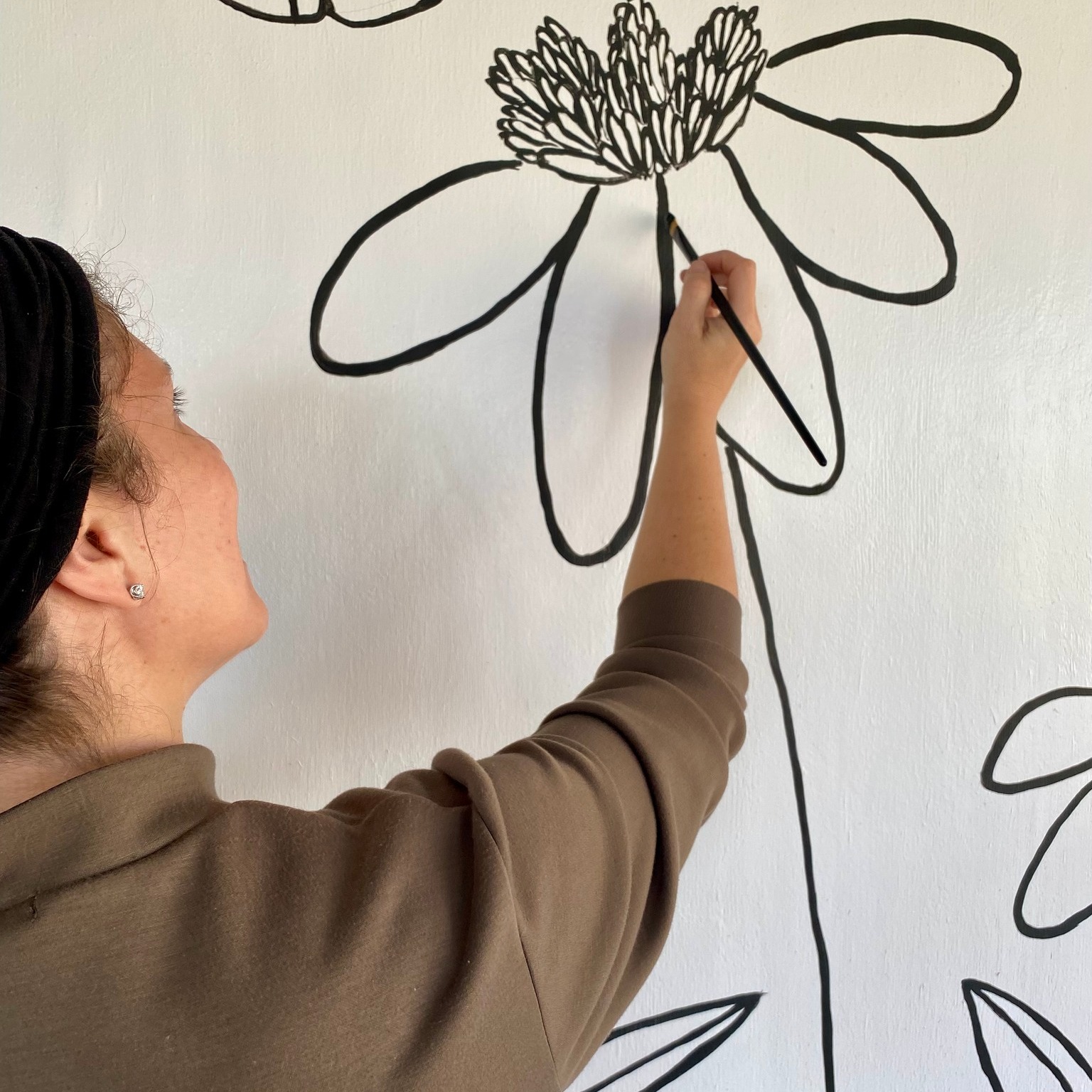 ✨ We’ve been working on a brand new checkout space, and today it got an extra special touch!
Local artist, Gina stopped by to paint a beautiful mural on one of the walls and we love how it pulls the space together 🎨🌿
We can’t wait to welcome you in and show off the new space soon! Stay tuned